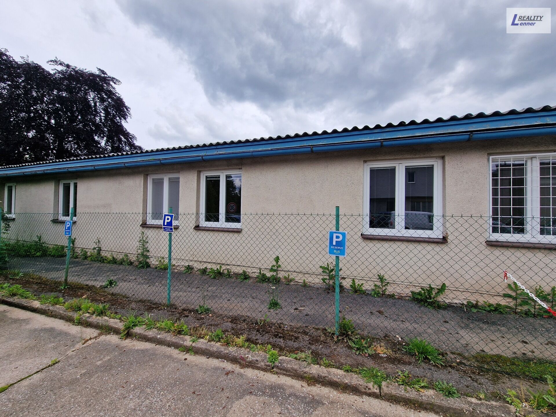 Prodej kom. budovy – kanceláře 189 m2, vč. parkoviště 220 m2