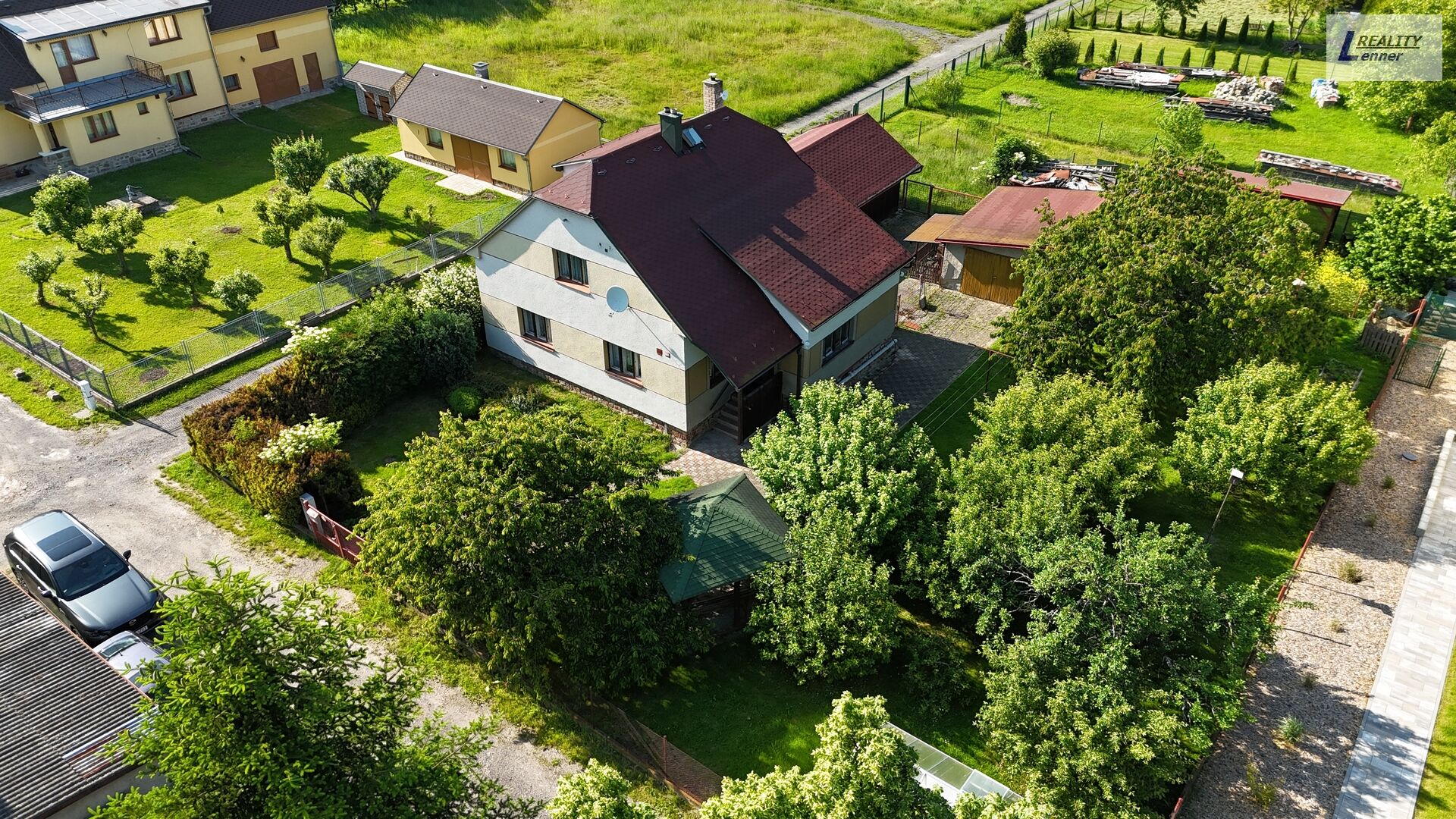 RD 4+1/ sklep, garáž, kolna, pergola, skleník, prostorný přístřešek, vše na pozemku celkem 1043 m2
