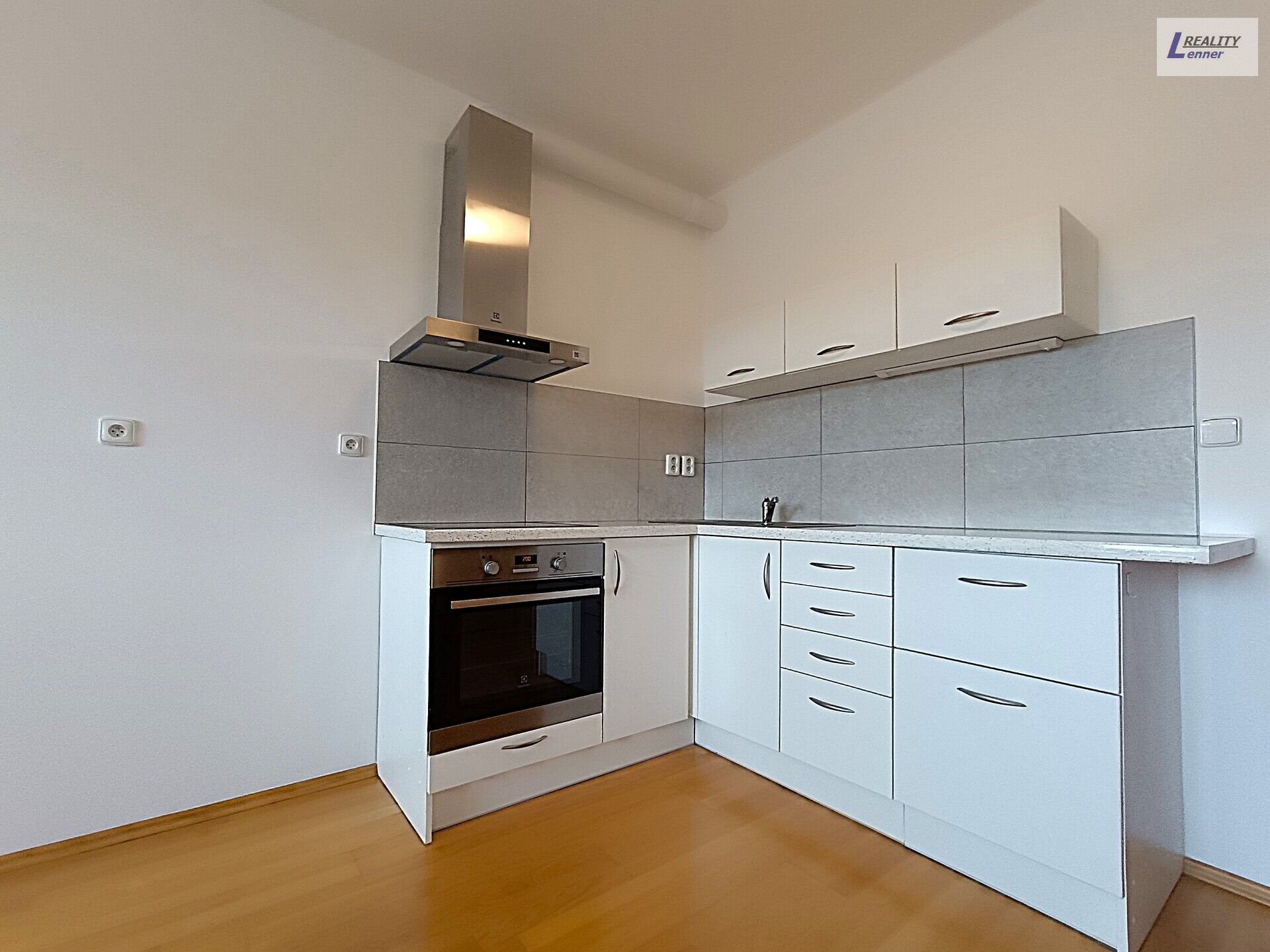 Pronájem bytu 1+kk/ balkon, 30 m2 OV, cihla, 4. patro, výtah