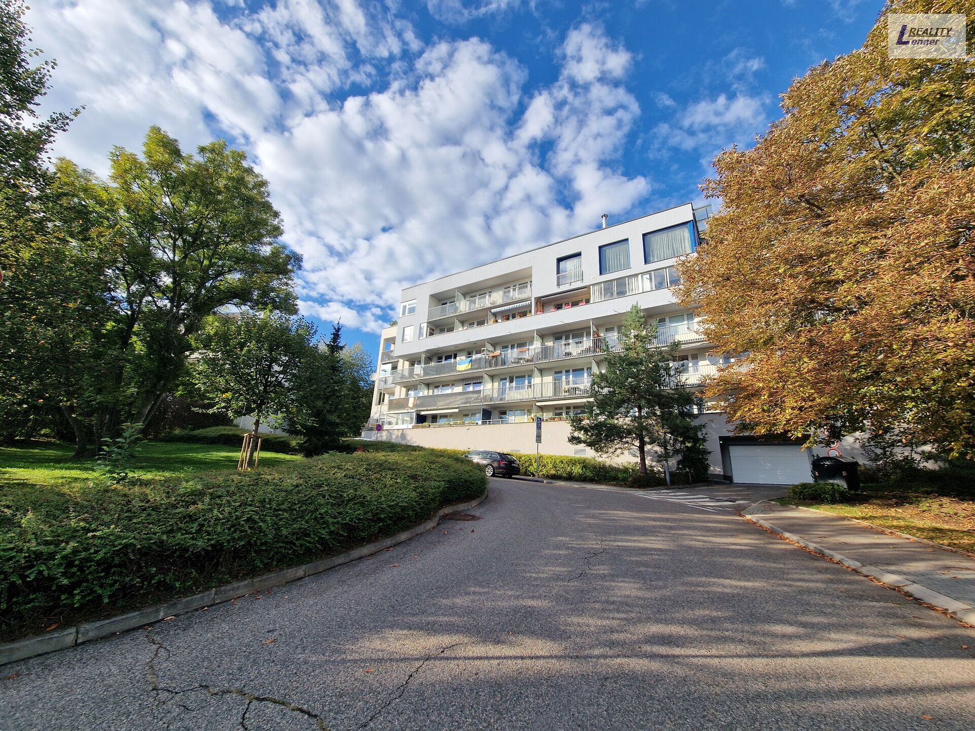Pronájem bytu 1+kk/ balkon, 30 m2 OV, cihla, 4. patro, výtah