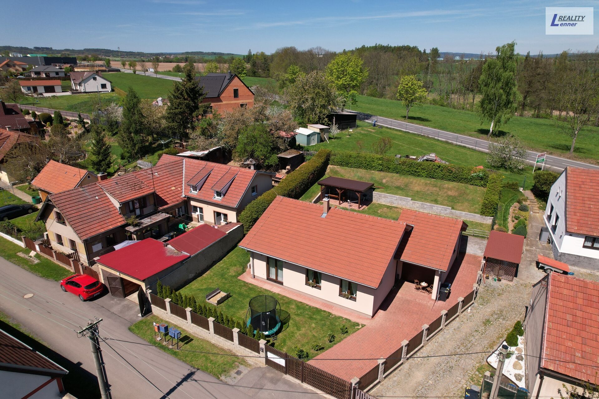 RD 3+kk/ garáž, 124 m2, terasa 20 m2 vč. pergoly, vše na pozemku 767 m2