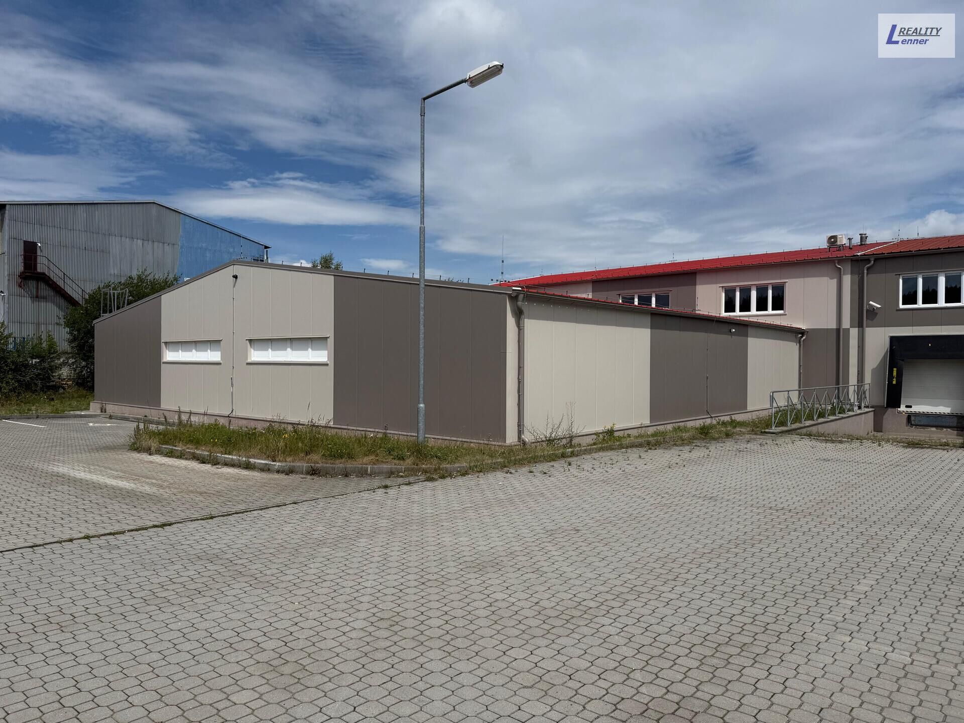 Pronájem části komerční budovy (převážně sklad, obchod) 616 m2 na pozemku 5.275 m2