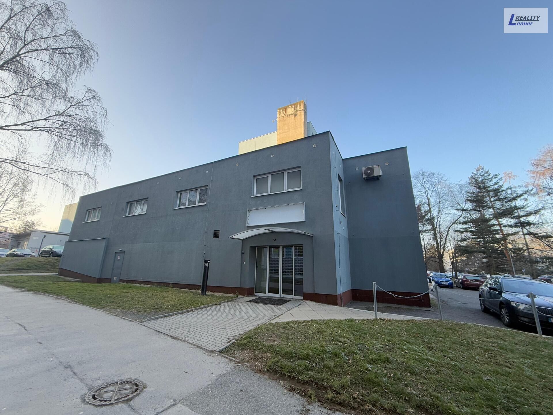 Pronájem komerční budovy (kancelářské/ obchodní prostory), 364 m2 na pozemku 892 m2