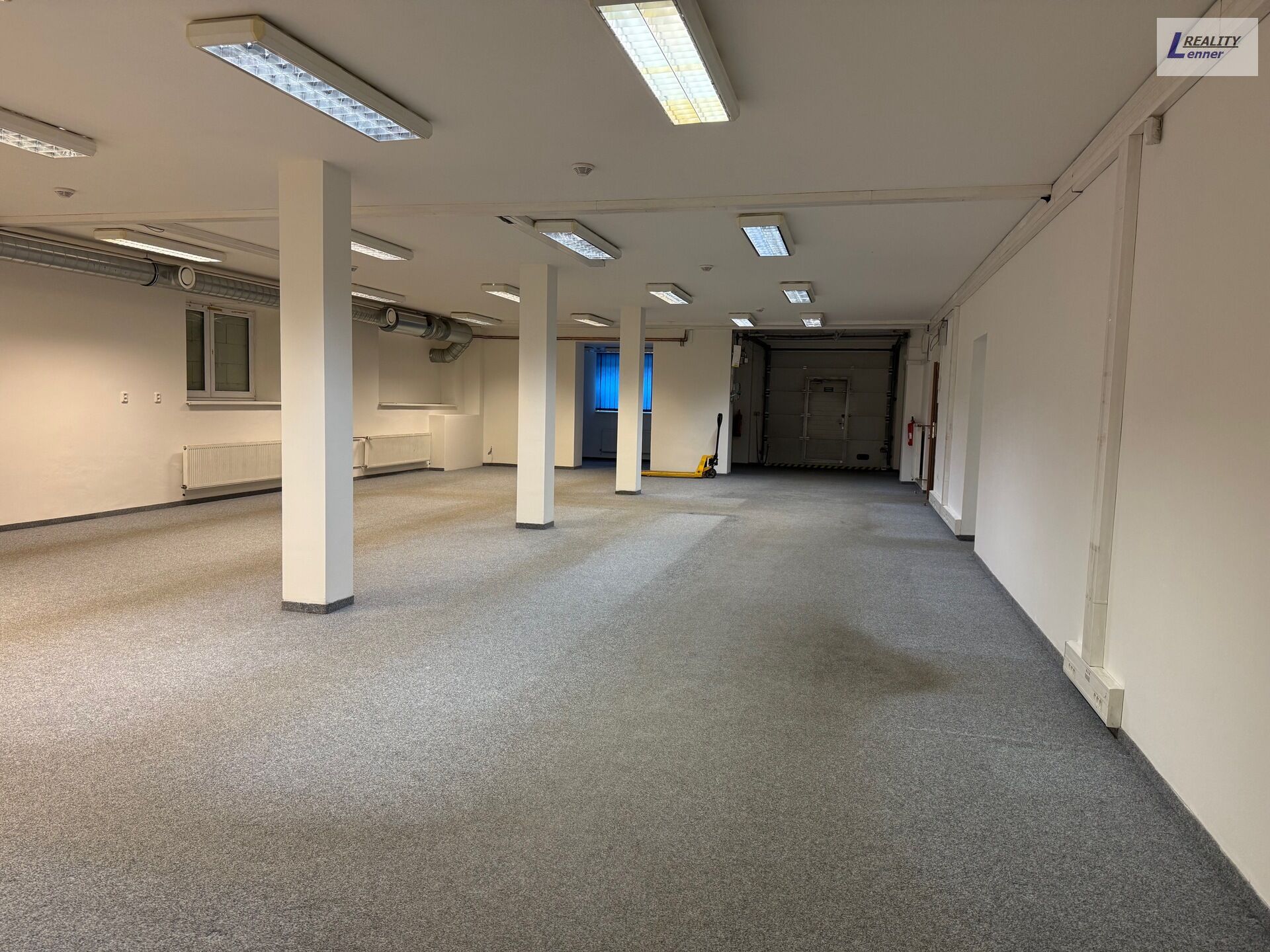 Pronájem komerční budovy (skladovací prostory vč. příslušensví), 350 m2 na pozemku 892 m2