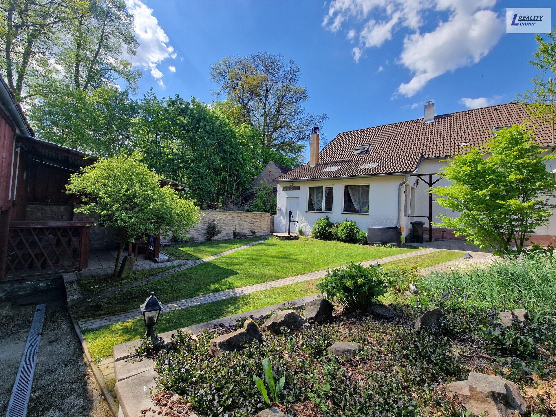RD 4+1/ veranda, terasa s pergolou, stodola/ garáž, vše na pozemku 551 m2.