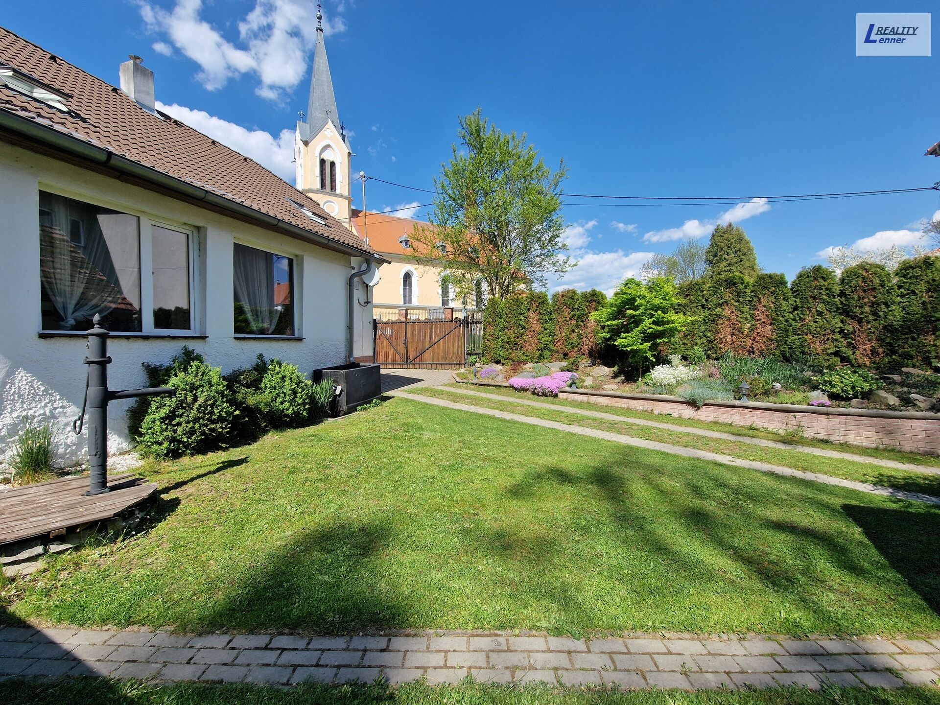 RD 4+1/ veranda, terasa s pergolou, stodola/ garáž, vše na pozemku 551 m2.
