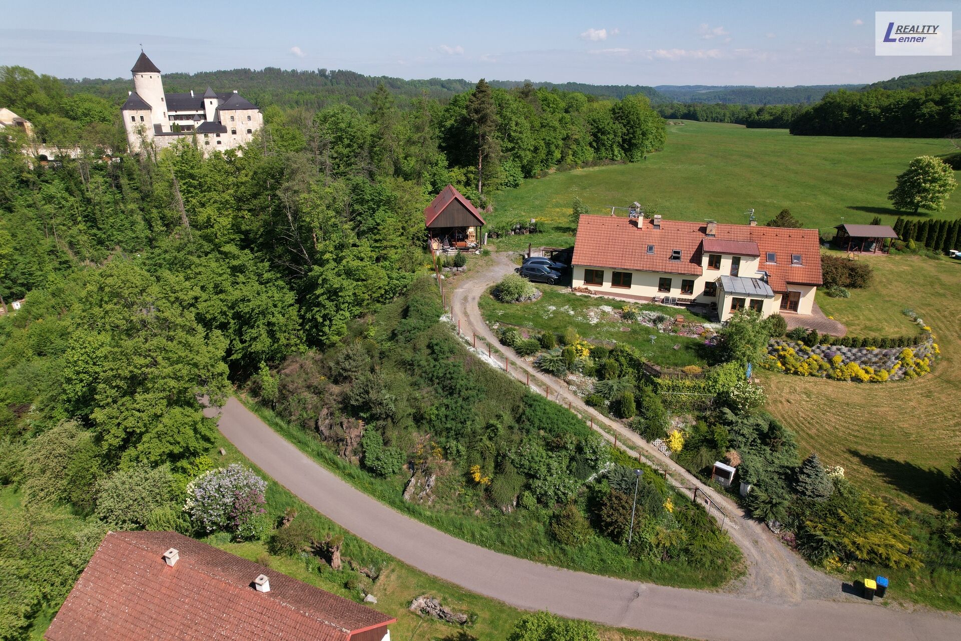 RD 4+kk/ veranda, terasa s pergolou, dvougaráž, bazén, vše na pozemku 1.134 m2