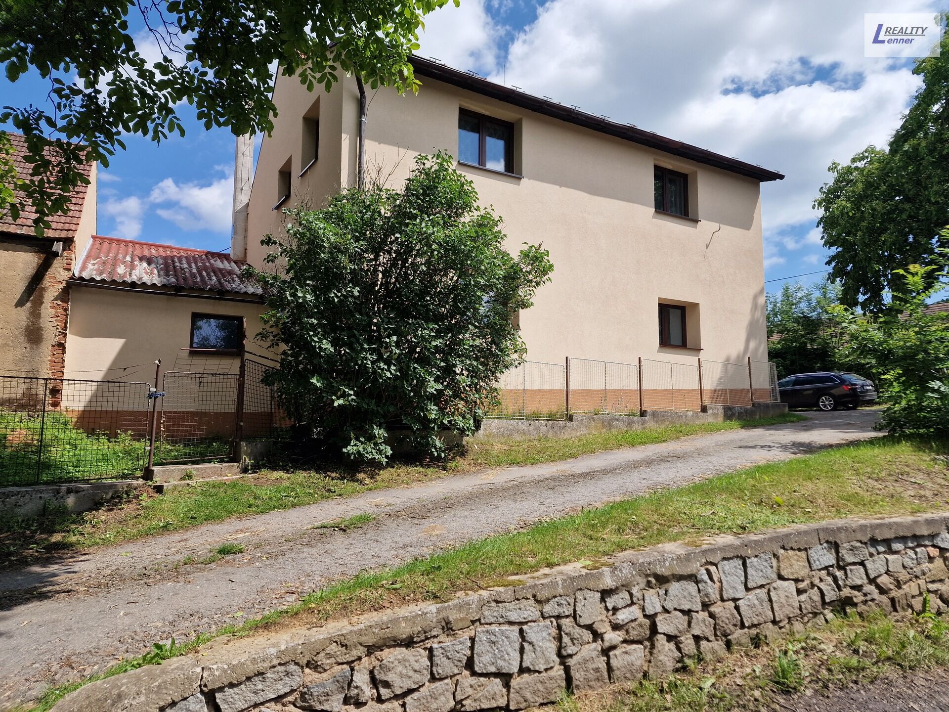 RD 5+2/ garáž, dílna, sklad nářadí, kolny, pergola, skleník, vše na pozemku 517 m2.