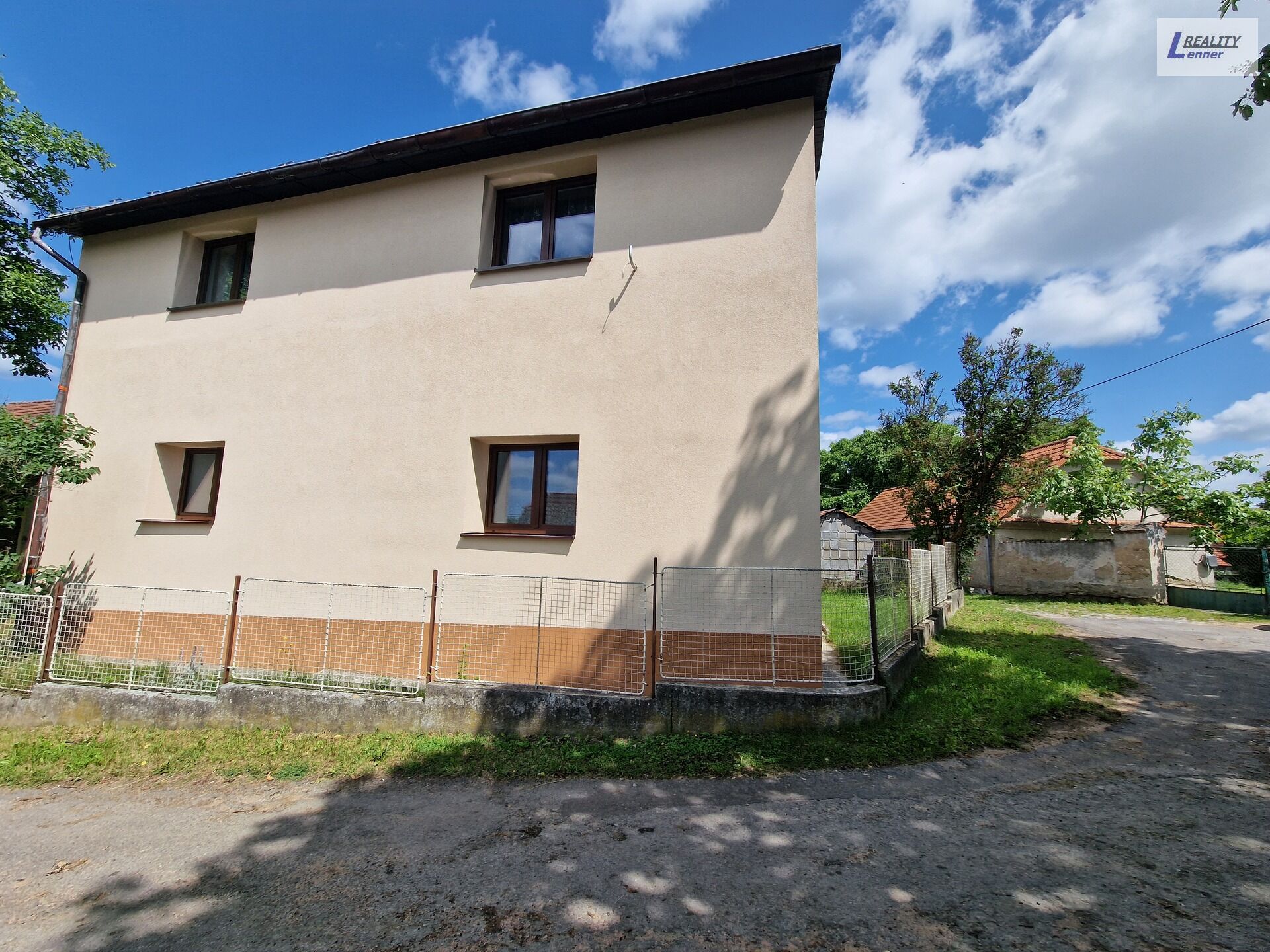 RD 5+2/ garáž, dílna, sklad nářadí, kolny, pergola, skleník, vše na pozemku 517 m2.