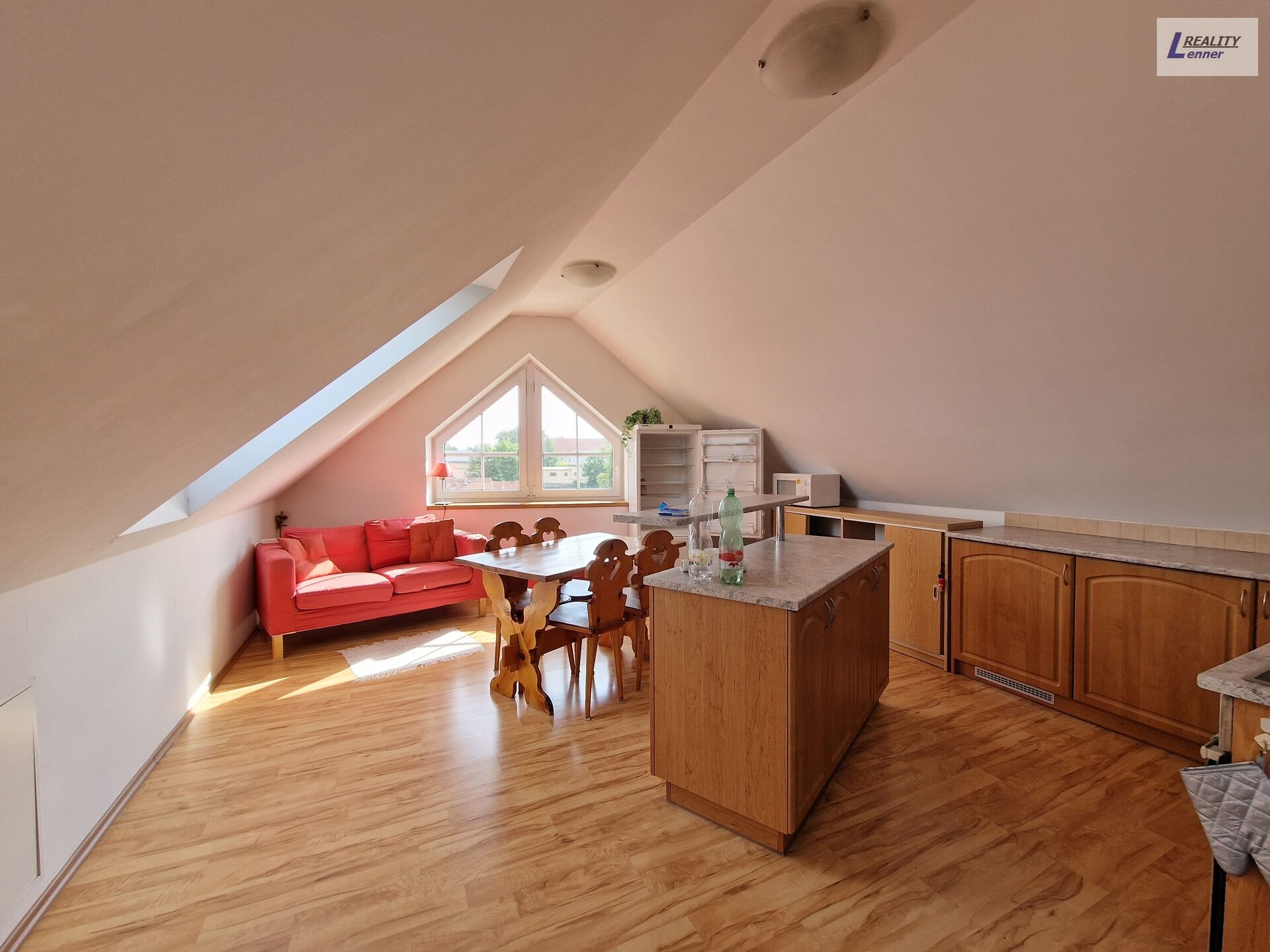 Pronájem 3kk, 89 m2, cihla, podkroví, parkování