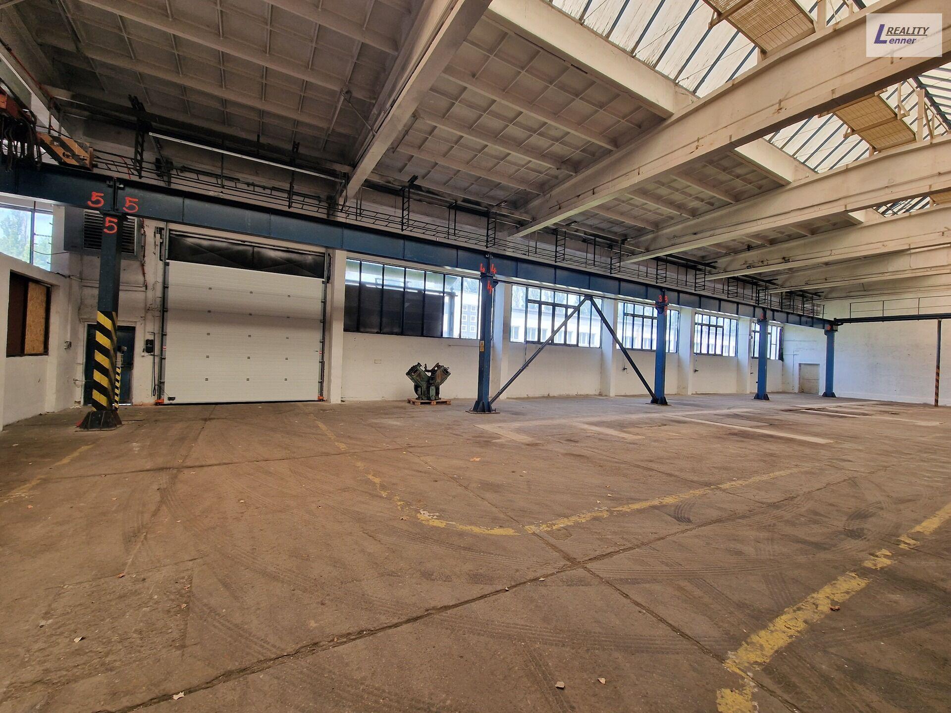 Komerční prostor ve výrobní hale 371 m2, v průmyslovém areálu, ulice Obecnická