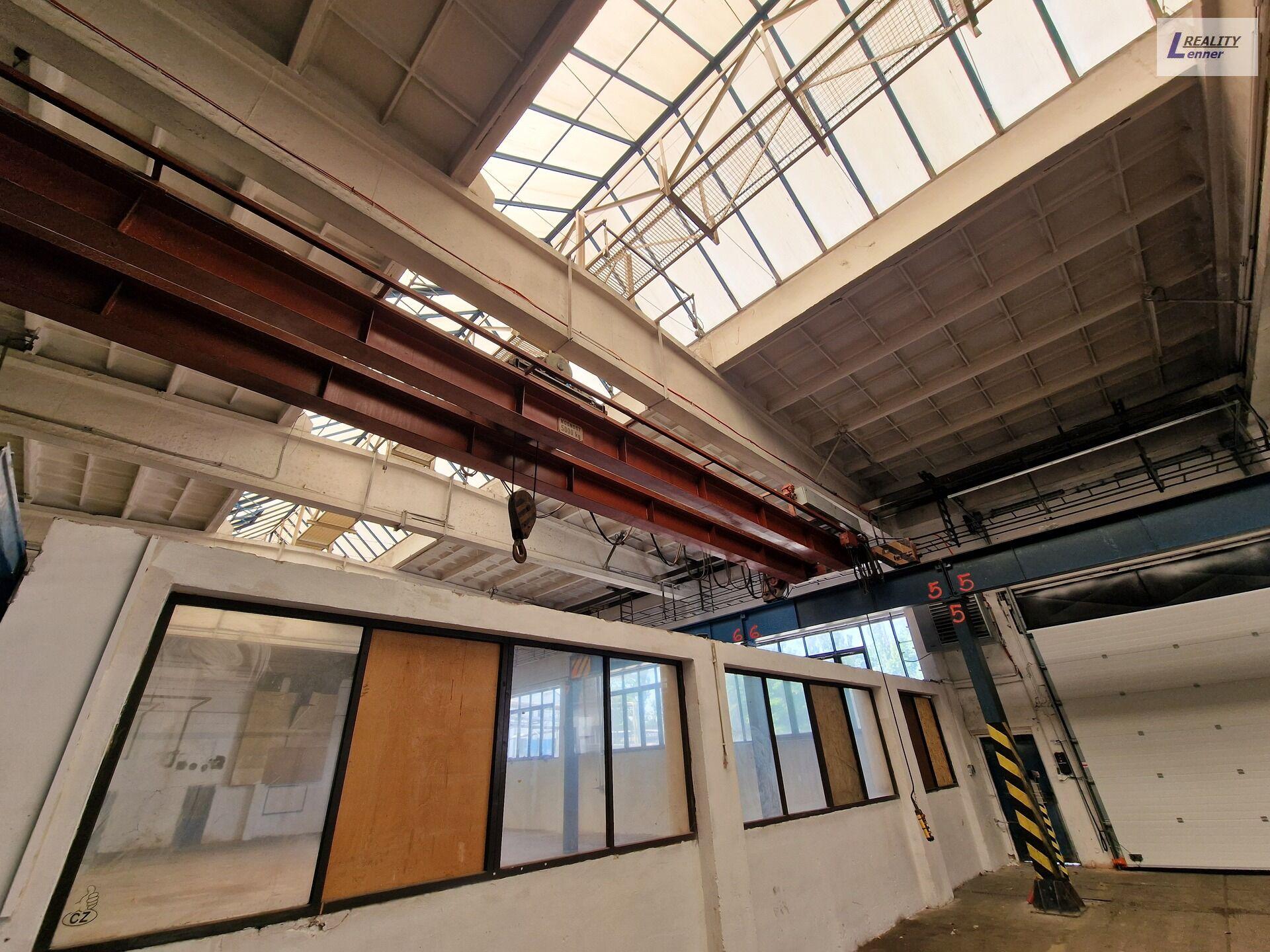 Komerční prostor ve výrobní hale 371 m2, v průmyslovém areálu, ulice Obecnická