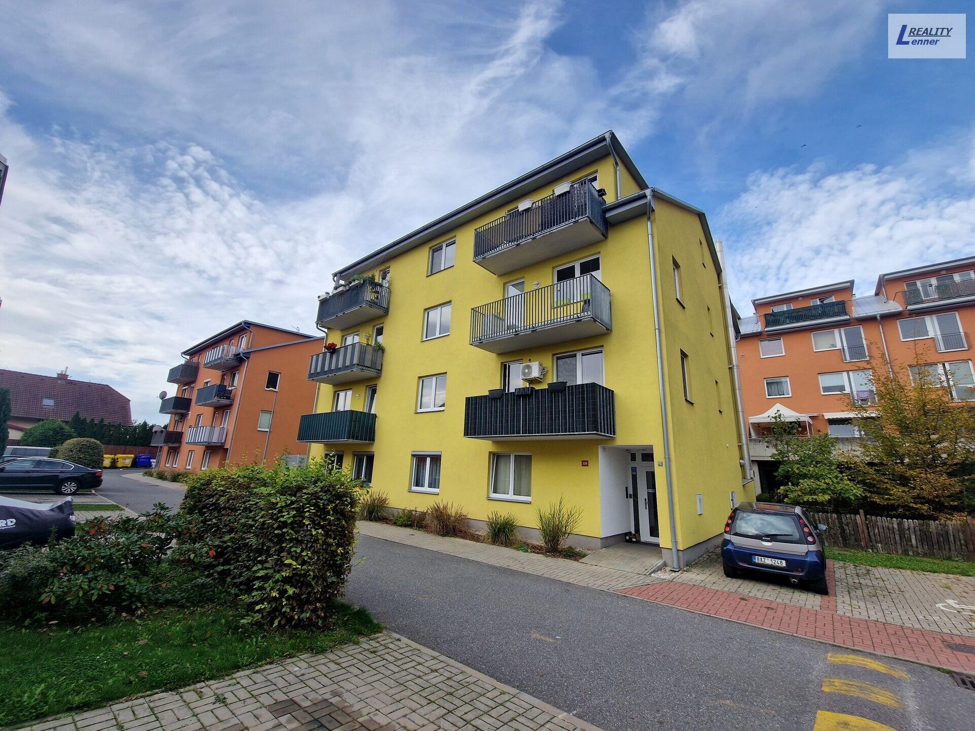 Pronájem 2+kk, cihla, 40 m2, přízemí, předzahrádka, parkovací stání.