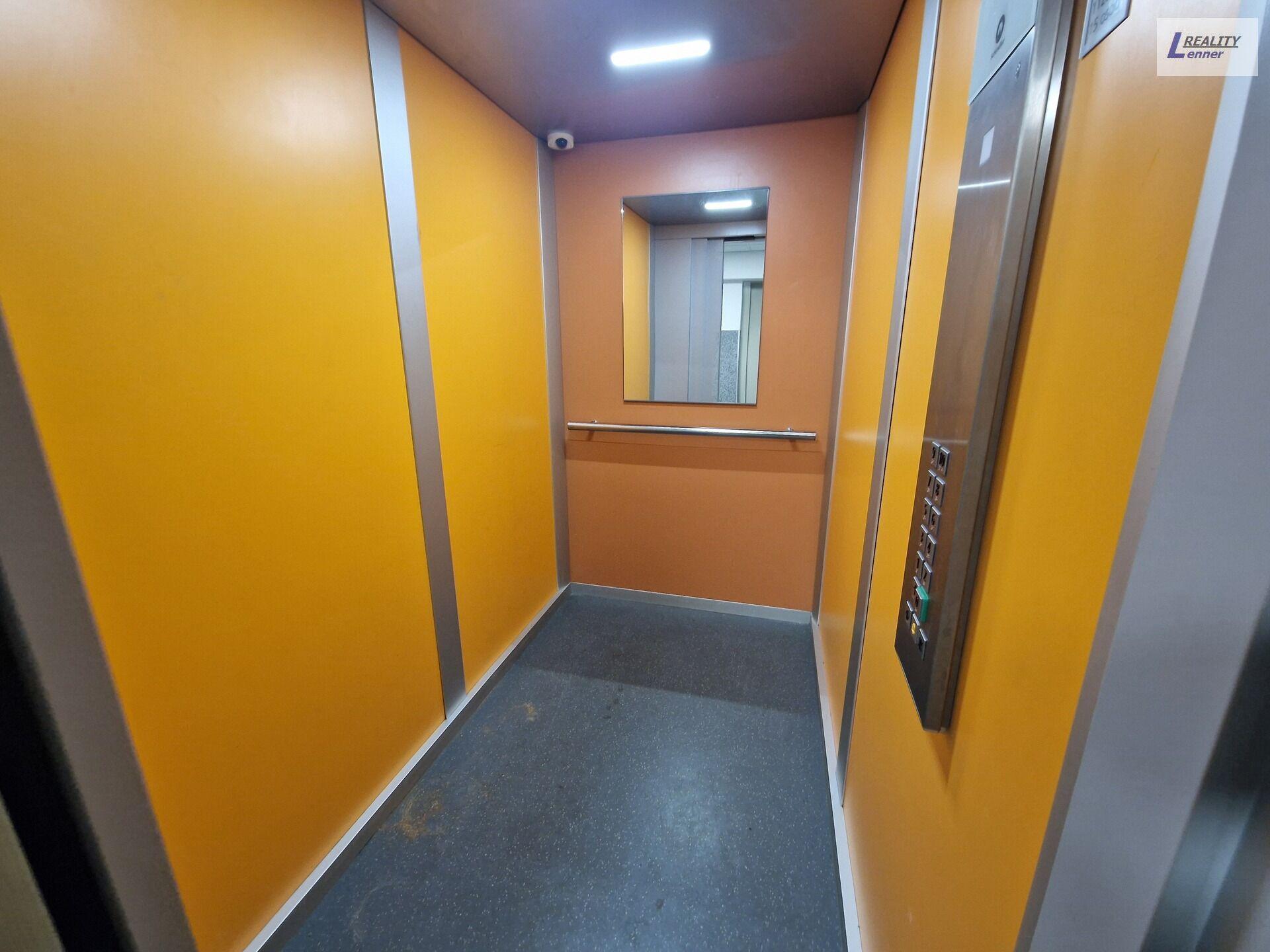 Byt 2+1/ lodžie, komora, sklep, OV, 79 m2, skelet, 3.p, výtahy