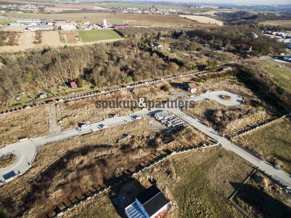 Stavební pozemek - 823 m2, plyn, kanalizace, vodovod, elektro, optika - Horoměřice, Praha - západ.