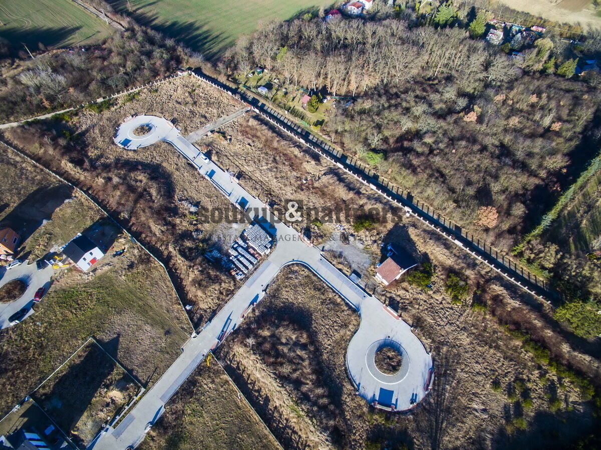 Stavební pozemek - 632 m2, plyn, kanalizace, vodovod, elektro, optika - Horoměřice, Praha - západ.