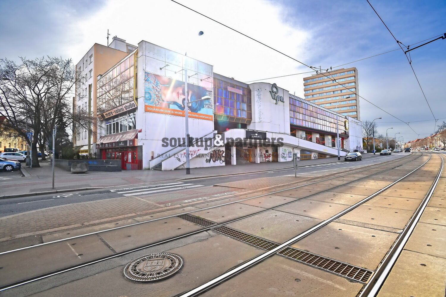 Prodej komerční budovy s užitnou plochou 2500 m², Praha 3 - Žižkov, Hartigova, pozemek 1709 m2