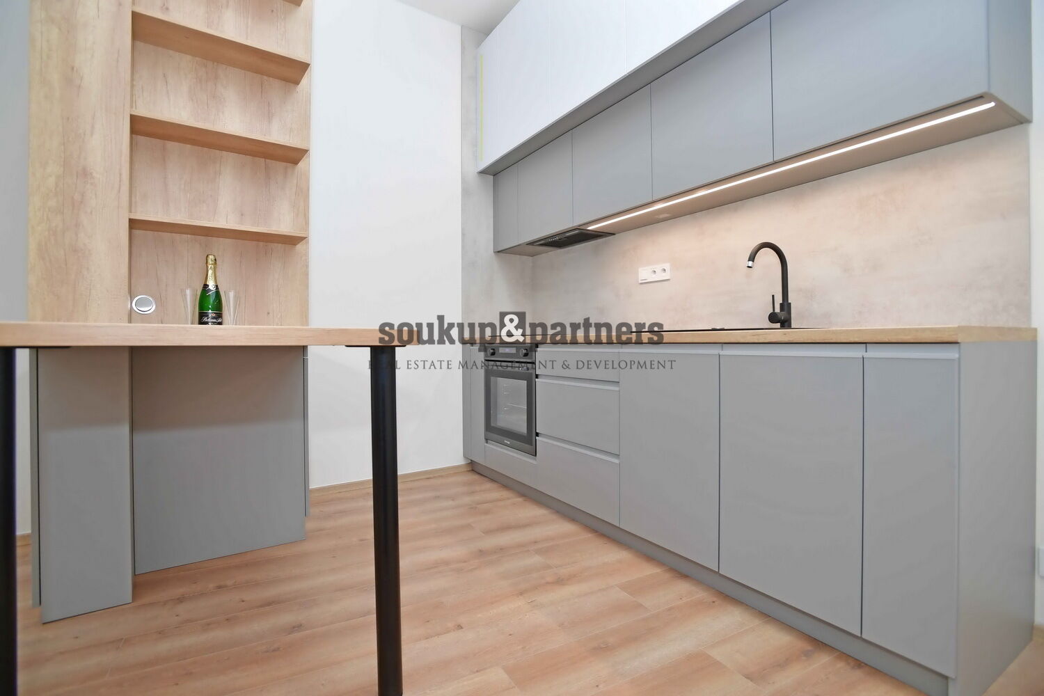 Pronájem 1+kk, 39 m², Praha 4 - Podolí, po rekonstrukci