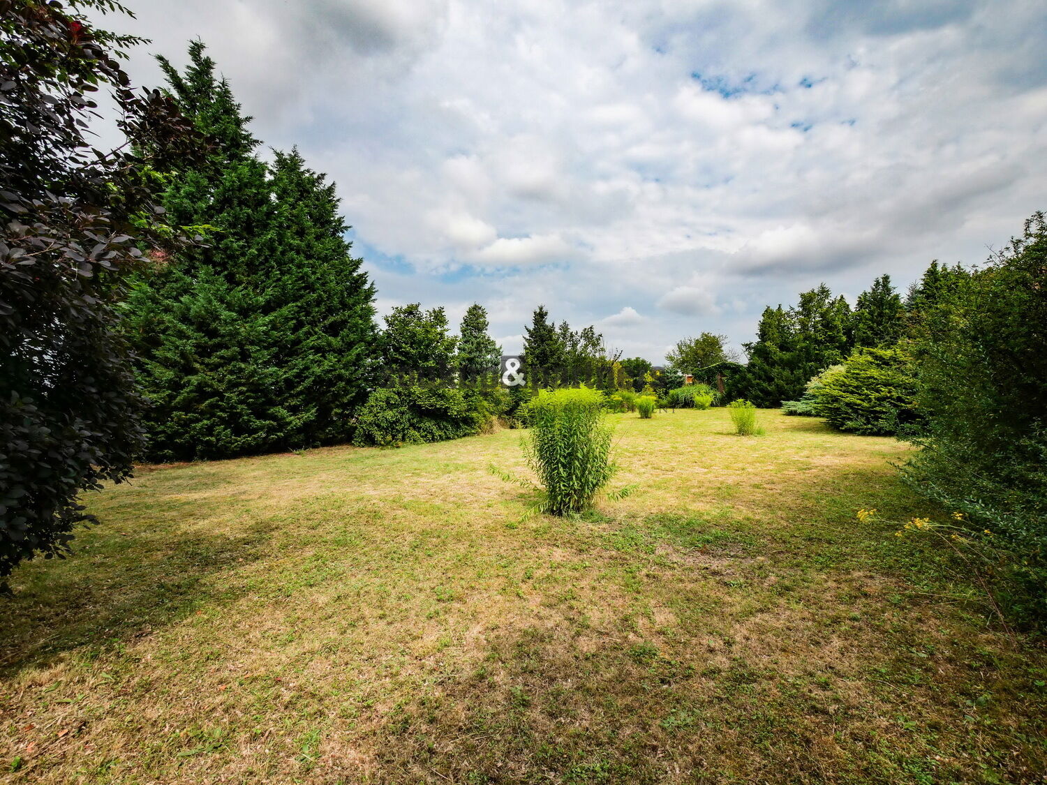 Stavební pozemek 1.000 m2, Máslovice, okr. Praha - Východ.