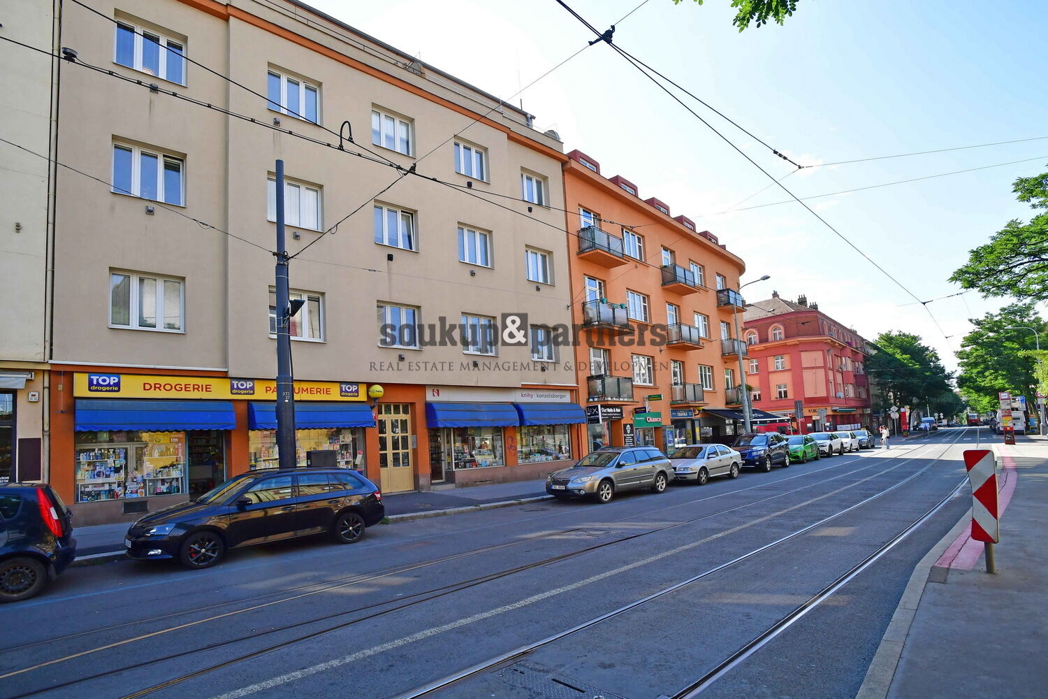 Obchodní prostor - 50 m2, výlohy do ulice Starostrašnická u zast. Tram, Praha 10 - Strašnice.