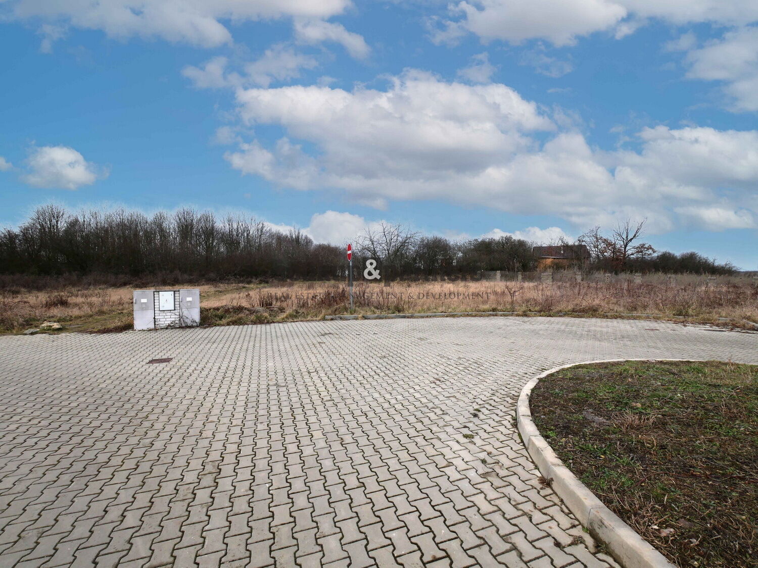 Stavební pozemek vč. studie - 1636 m2, přípojky - plyn, vodovod, kanalizace, elektro - Horoměřice.