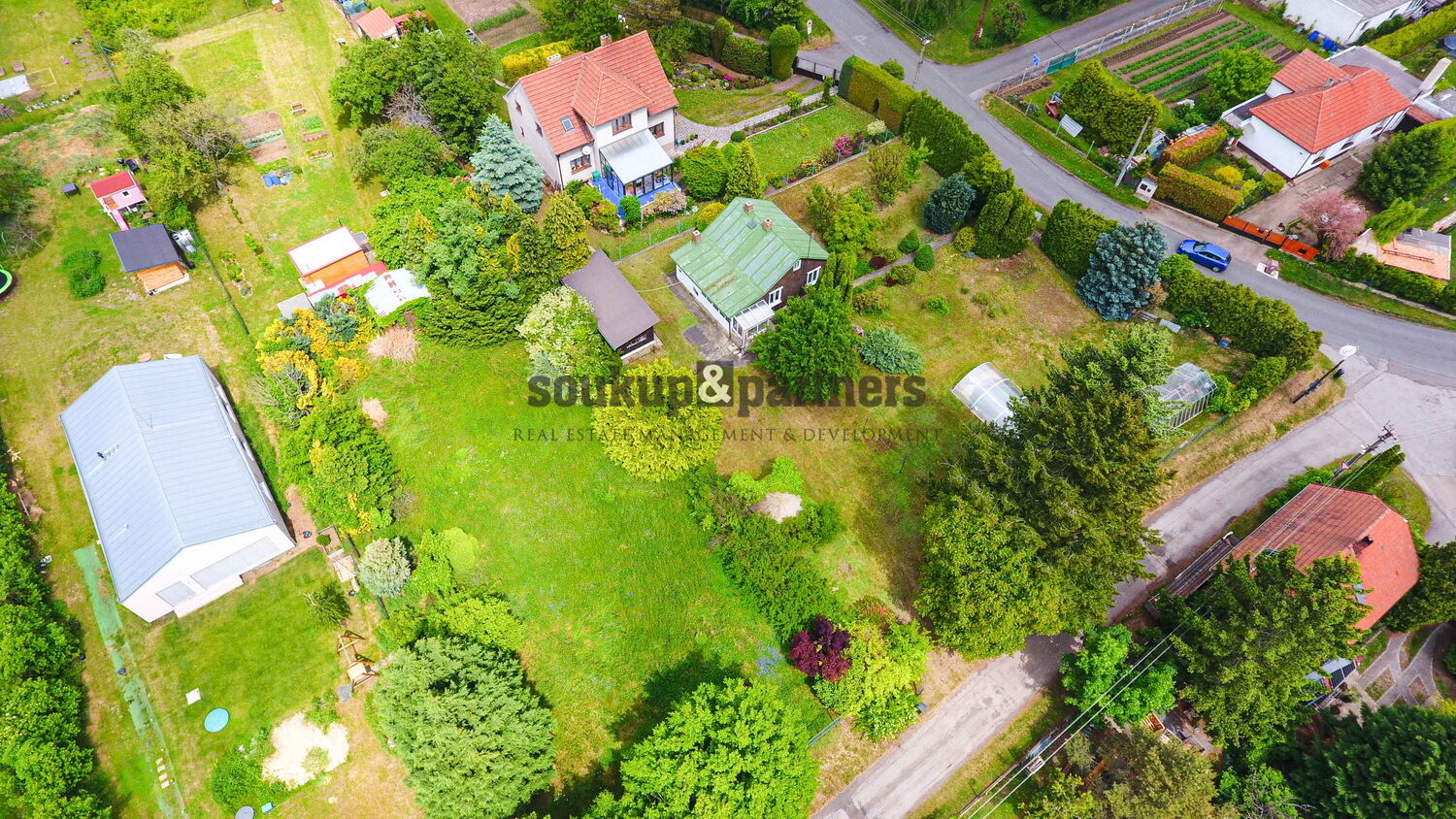 Pozemek - 1.465 m2, s rodinným domem 73 m2, Máslovice, okr. Praha - Východ.