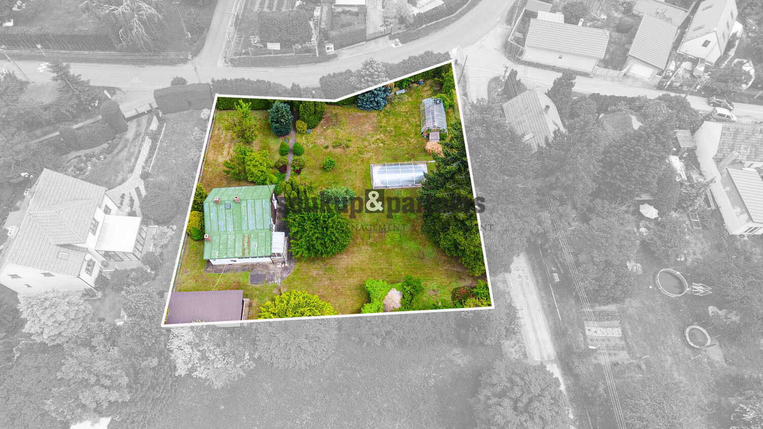 Pozemek - 1.465 m2, s rodinným domem 73 m2, Máslovice, okr. Praha - Východ.