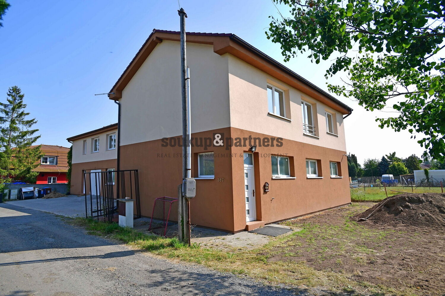 Polyfunkční dům - 428 m2, kolaudace 2015,  Mukařov, Praha - východ.