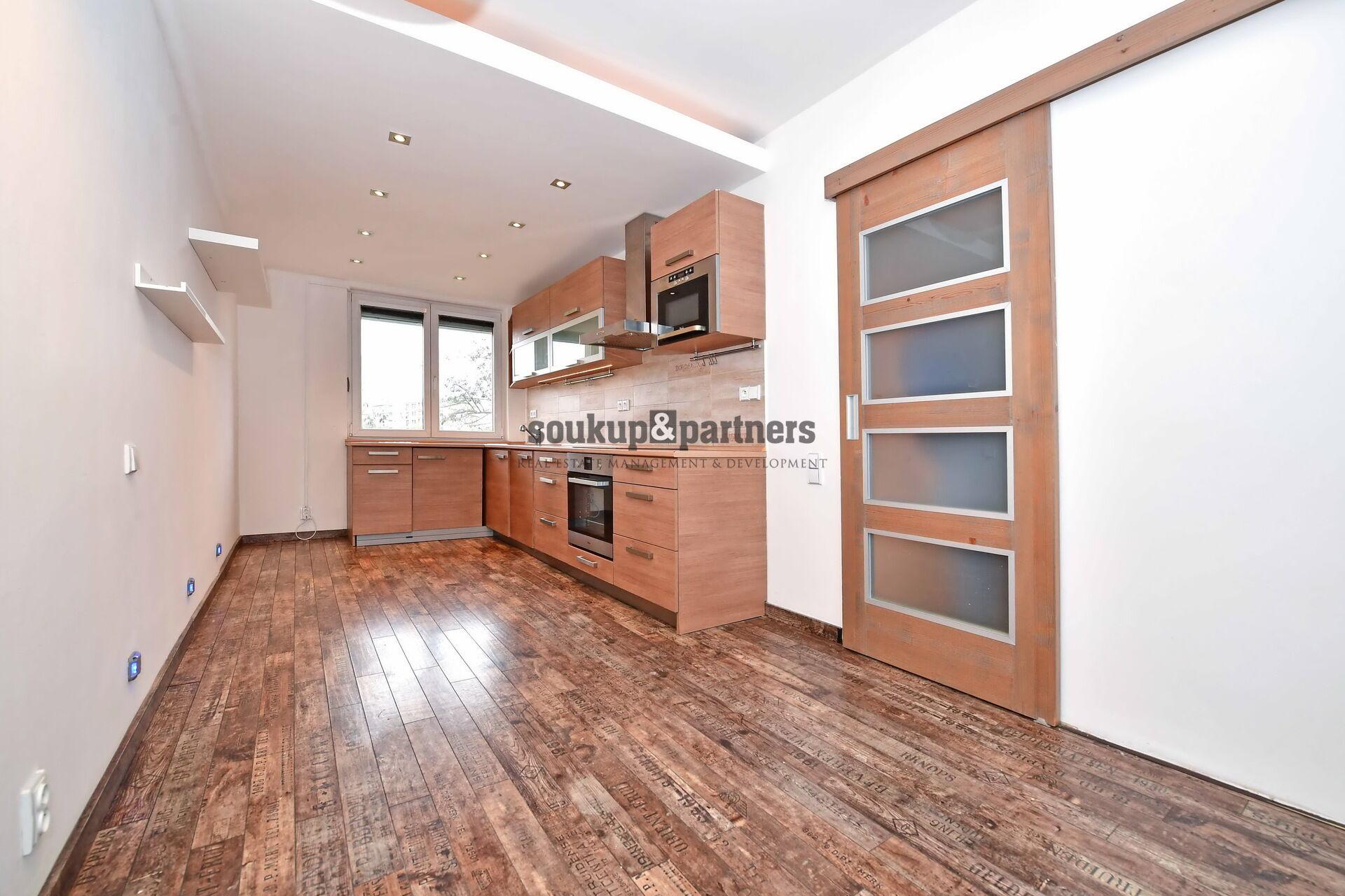 Byt 3+1/ Lodžie - 76 m2, 2 x sklep, předokenní rolety - Praha 4 - Záběhlice.