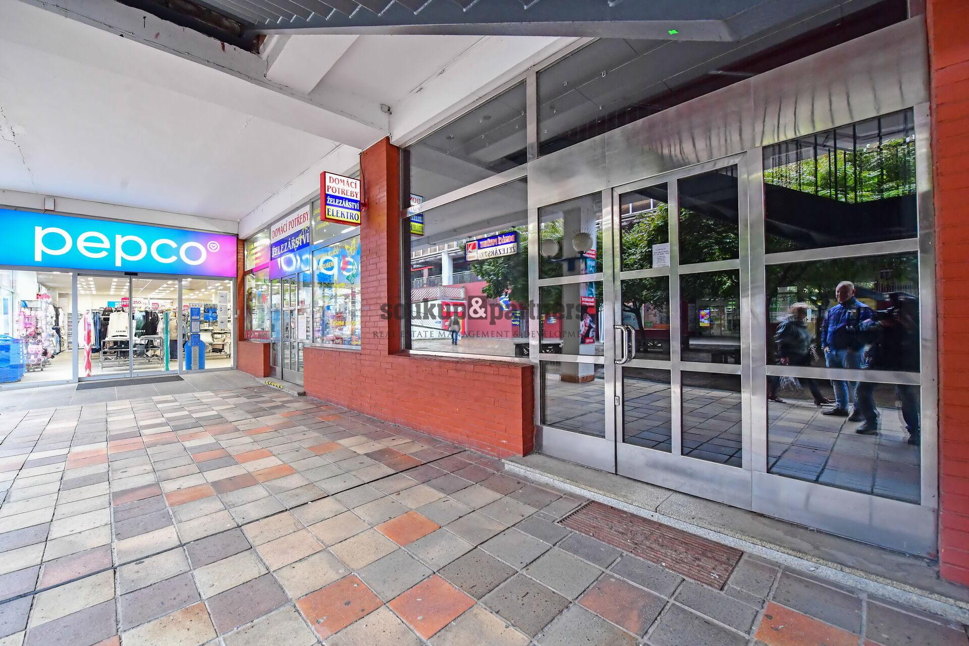 Obchodní prostor s výlohami - 79 m2, přízemí OD Luka, přímo na Metro B, Praha - Stodůlky.