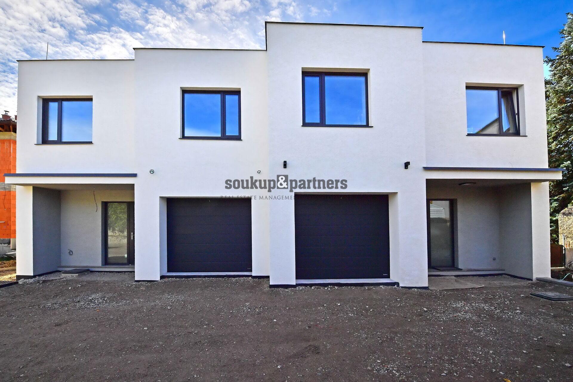 Novostavba RD 5+kk/ Garáž - 165 m2, Tepelné čerpadlo Daikin, pozemek 482 m2, Kladno - Dubí.