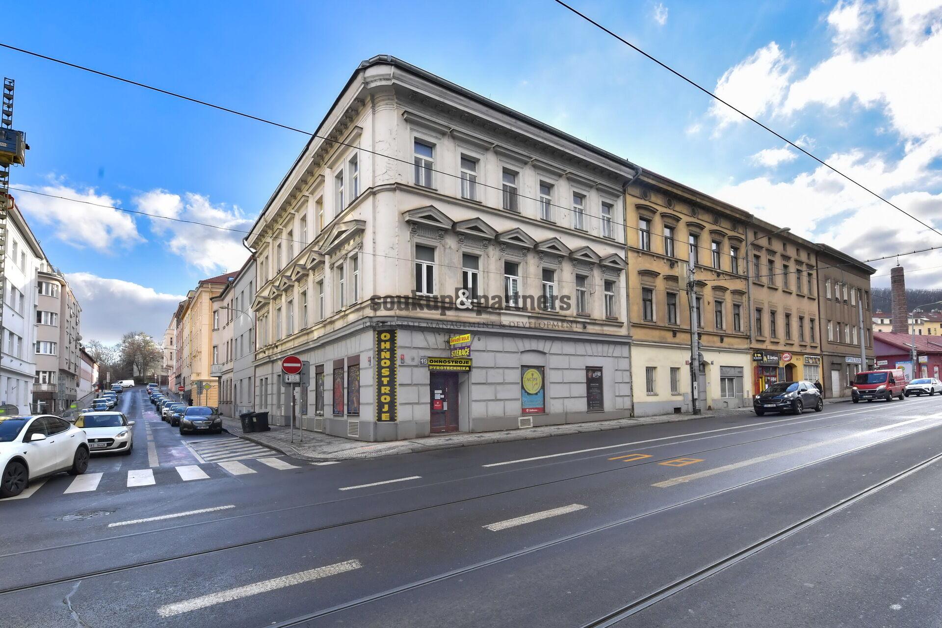 Rohový obchodní prostor s výlohami do ulice - 171 m2, Praha 5 - Radlická.