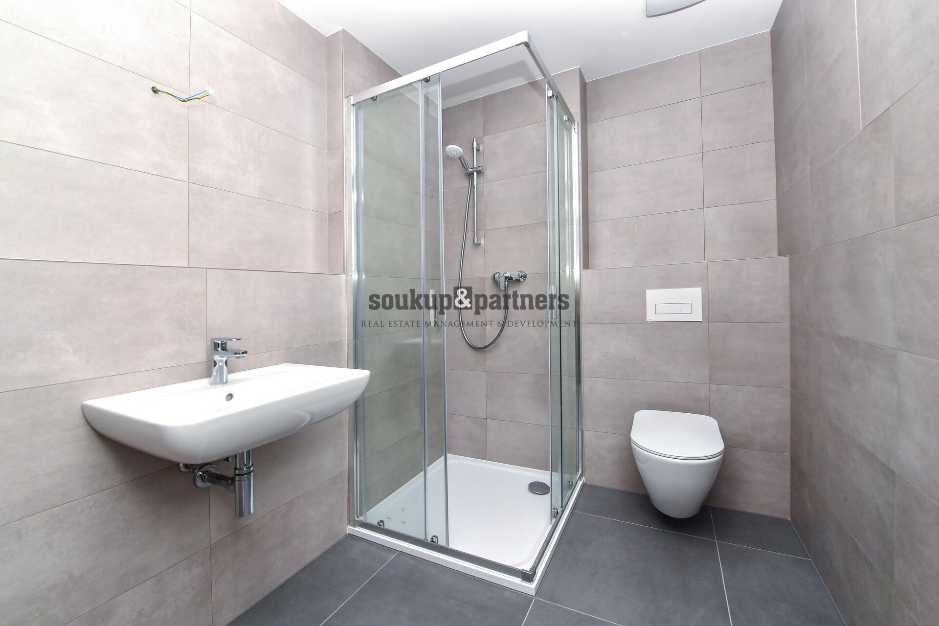 Prodej bytu 1+kk s garážovým stáním a sklepem – novostavba, Praha 9 – Letňany.