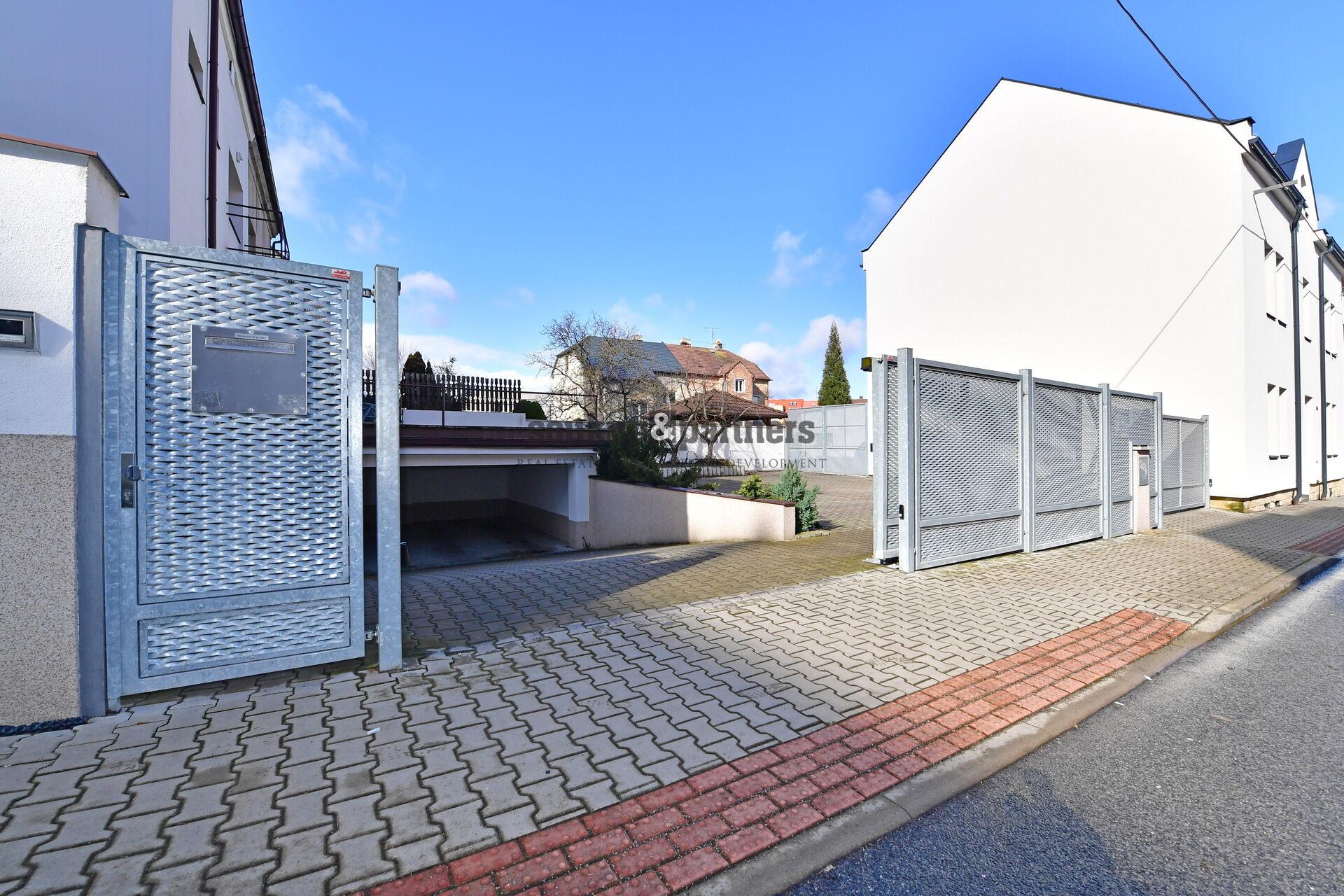 Polyfunkční dům - 384 m2, byty, kanceláře, prodejna, parkoviště, pozemek - 400 m2, Mladá Boleslav.