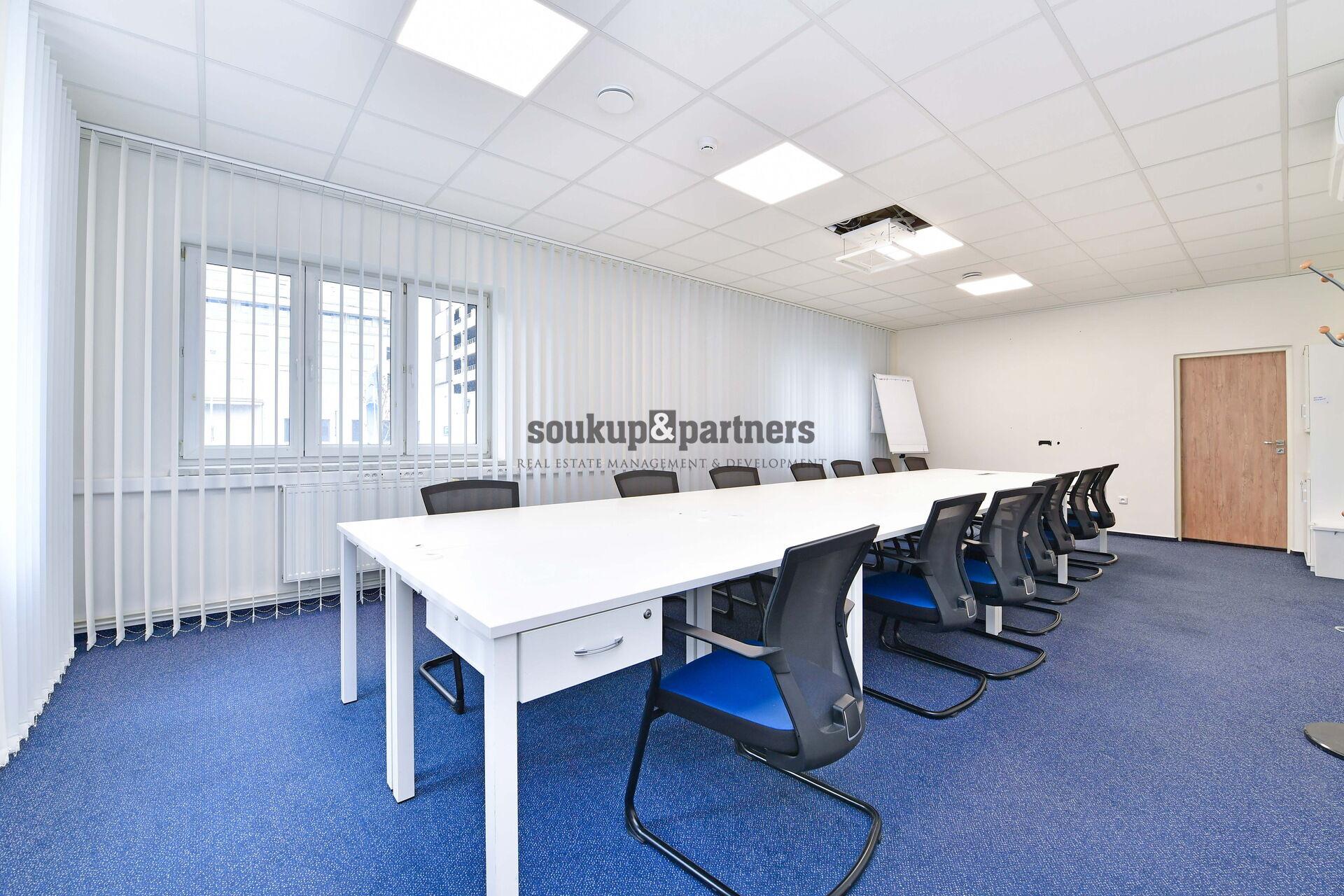 Polyfunkční dům - 384 m2, byty, kanceláře, prodejna, parkoviště, pozemek - 400 m2, Mladá Boleslav.