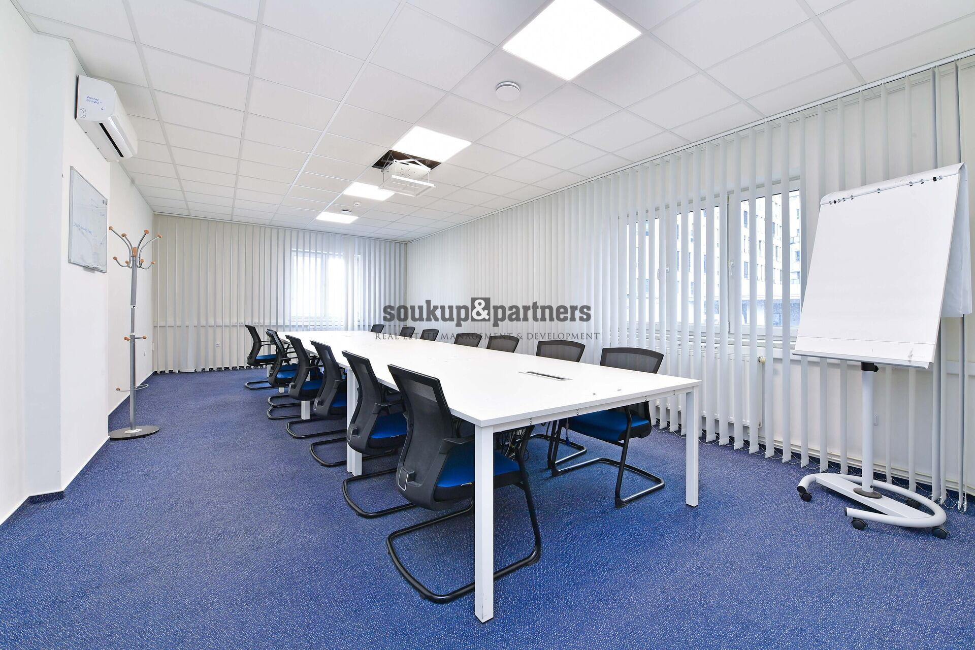 Polyfunkční dům - 384 m2, byty, kanceláře, prodejna, parkoviště, pozemek - 400 m2, Mladá Boleslav.