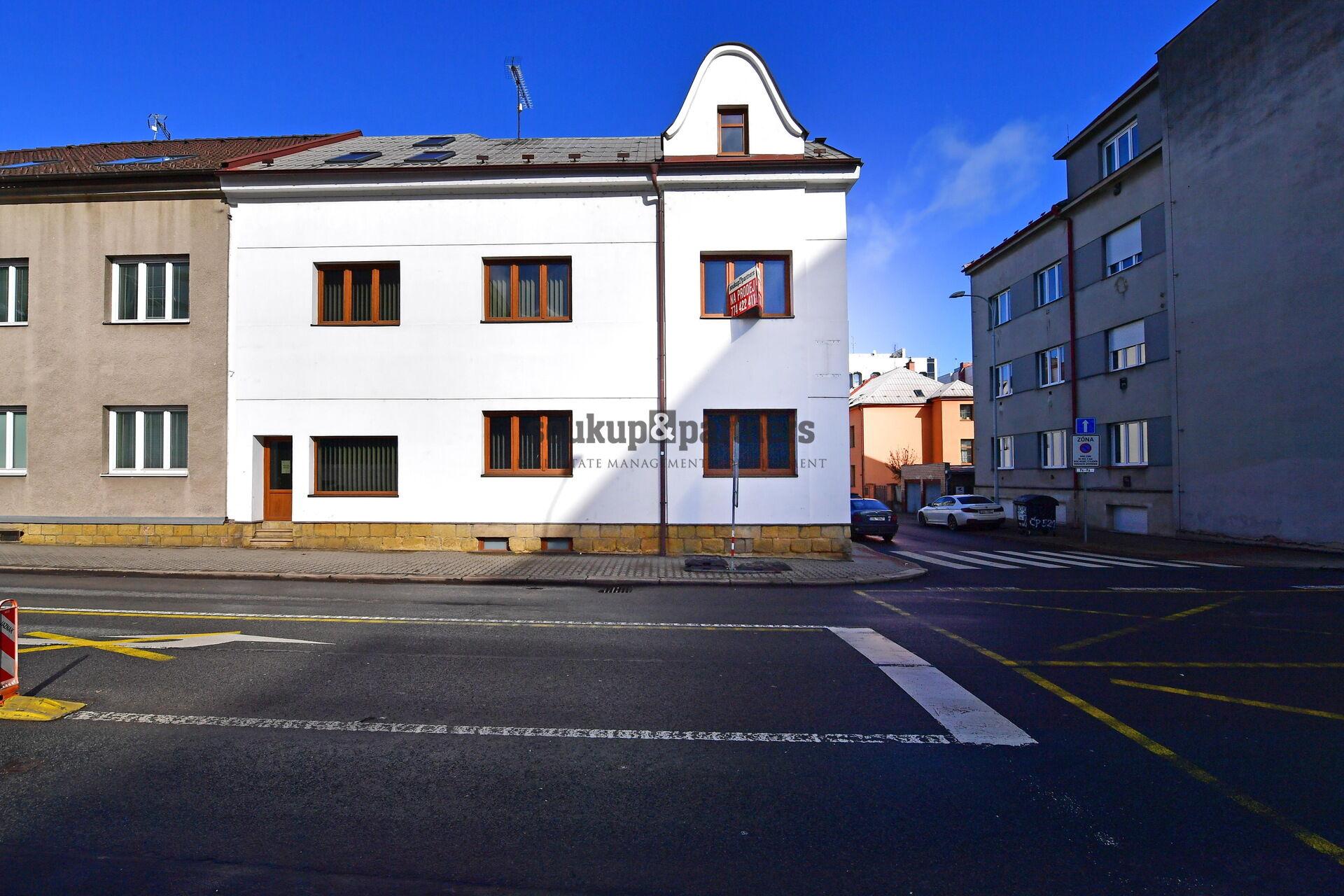 Polyfunkční dům - 384 m2, byty, kanceláře, prodejna, parkoviště, pozemek - 400 m2, Mladá Boleslav.