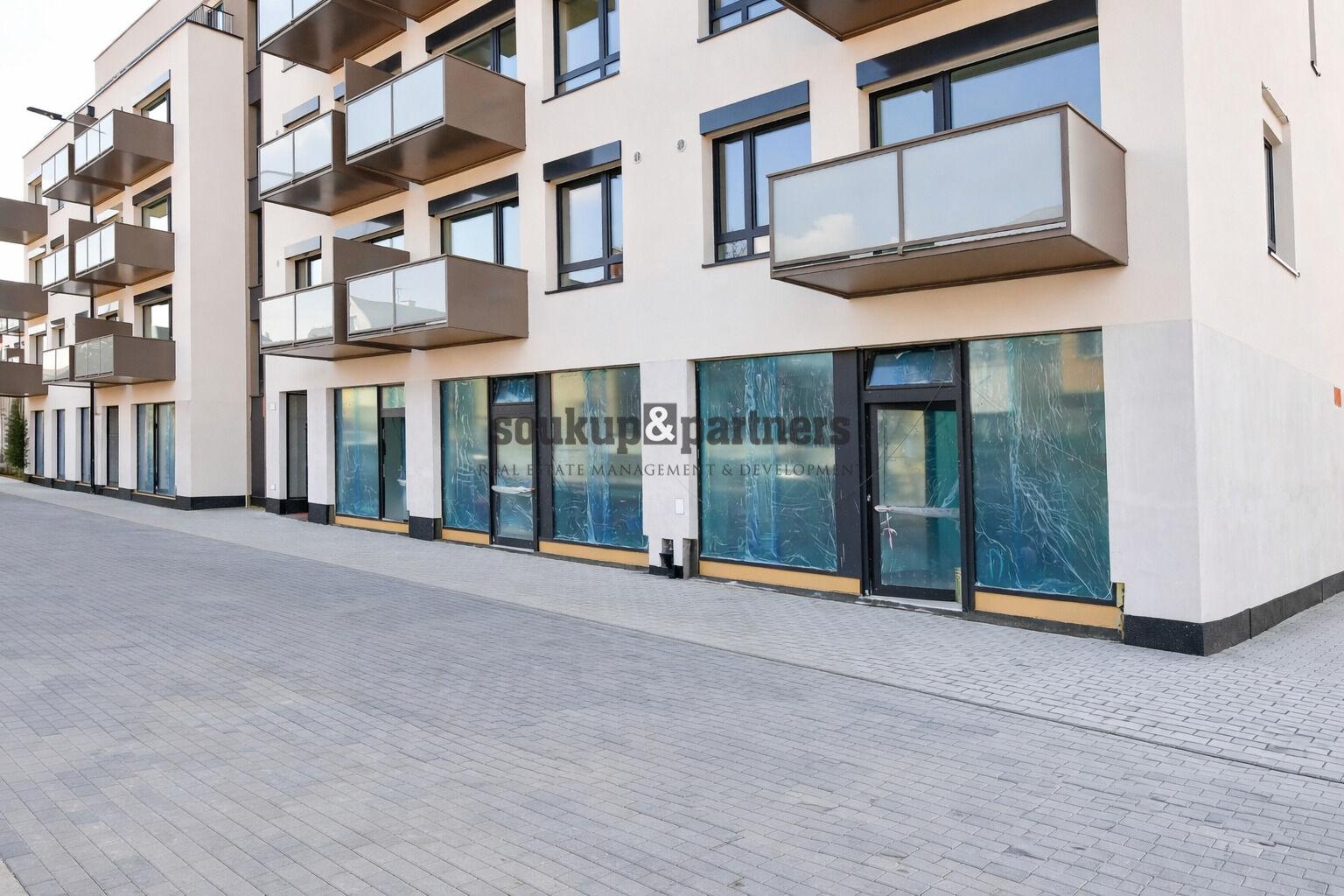 Obchodní prostor s výlohami - 41 m2, přízemí do ulice v novém rezidenčním projektu PORTTI Kladno.