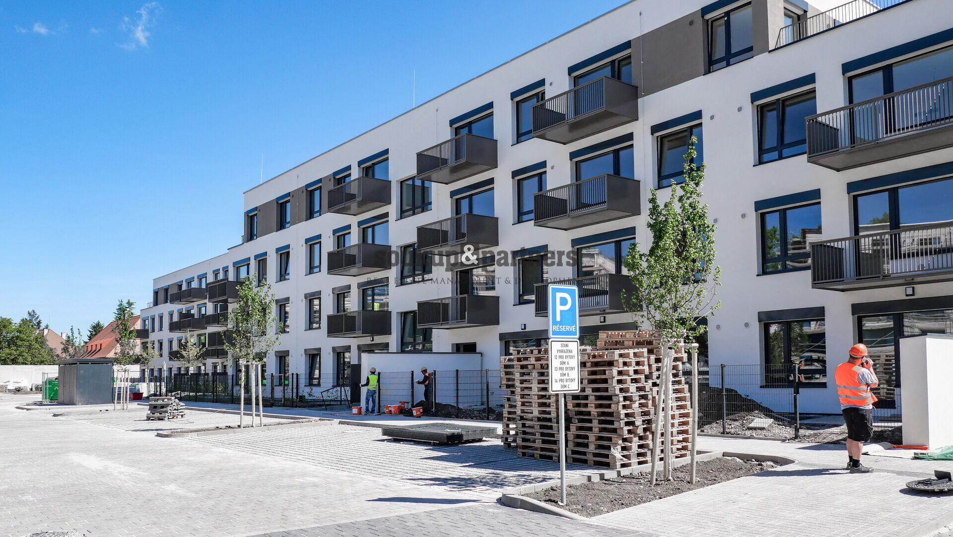 Nový družstevní byt 2+kk - 48 m2 + krajní předzahrádka 38 m2 - projekt PORTTI Kladno.