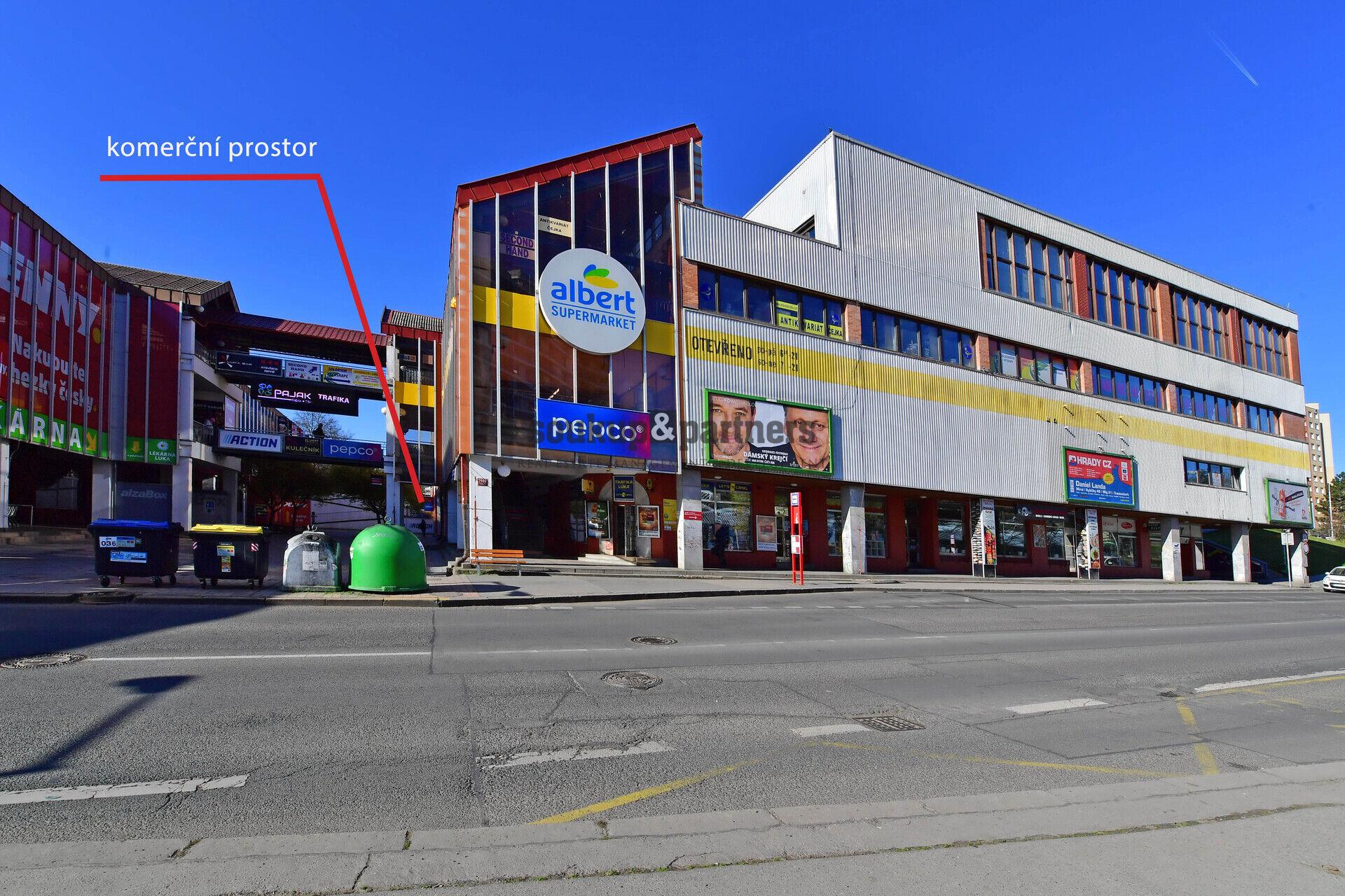 Obchodní prostor s výlohami - 79 m2, přízemí OD Luka, přímo na Metro B, Praha - Stodůlky.