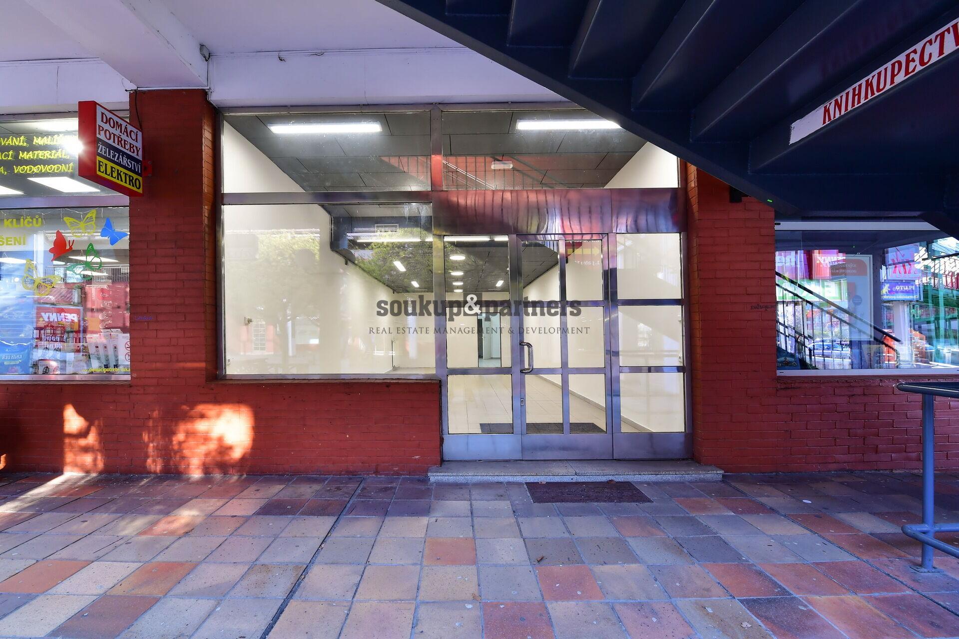 Obchodní prostor s výlohami - 79 m2, přízemí OD Luka, přímo na Metro B, Praha - Stodůlky.