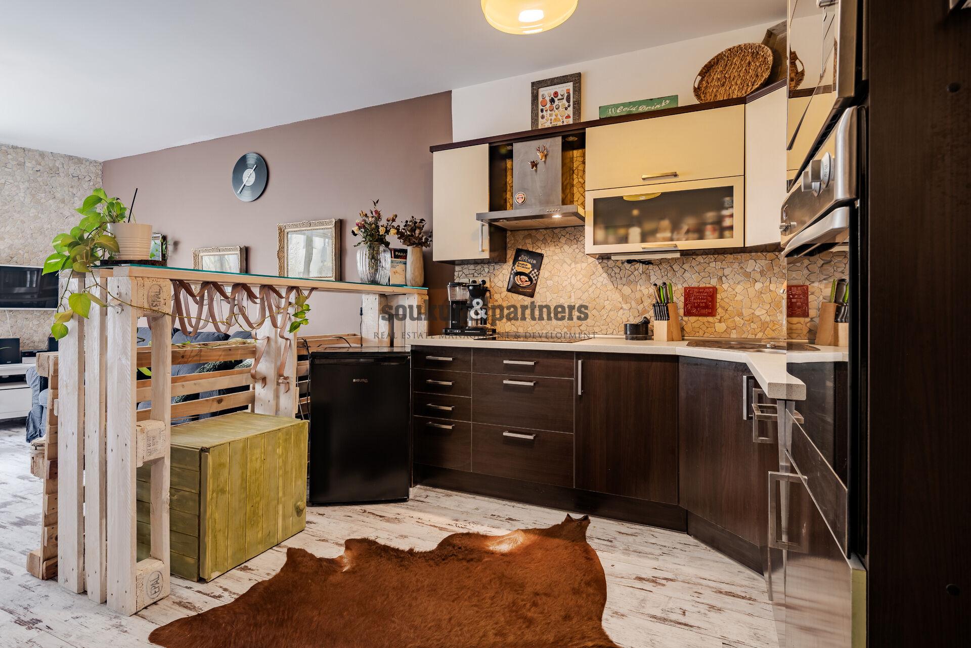 Moderní 2+kk (54 m²) se zasklenou lodžií, plně zařízený – Praha 9 Střížkov