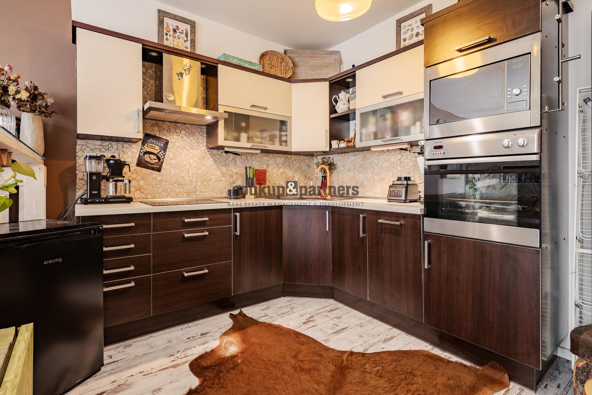 Moderní 2+kk (54 m²) se zasklenou lodžií, plně zařízený – Praha 9 Střížkov