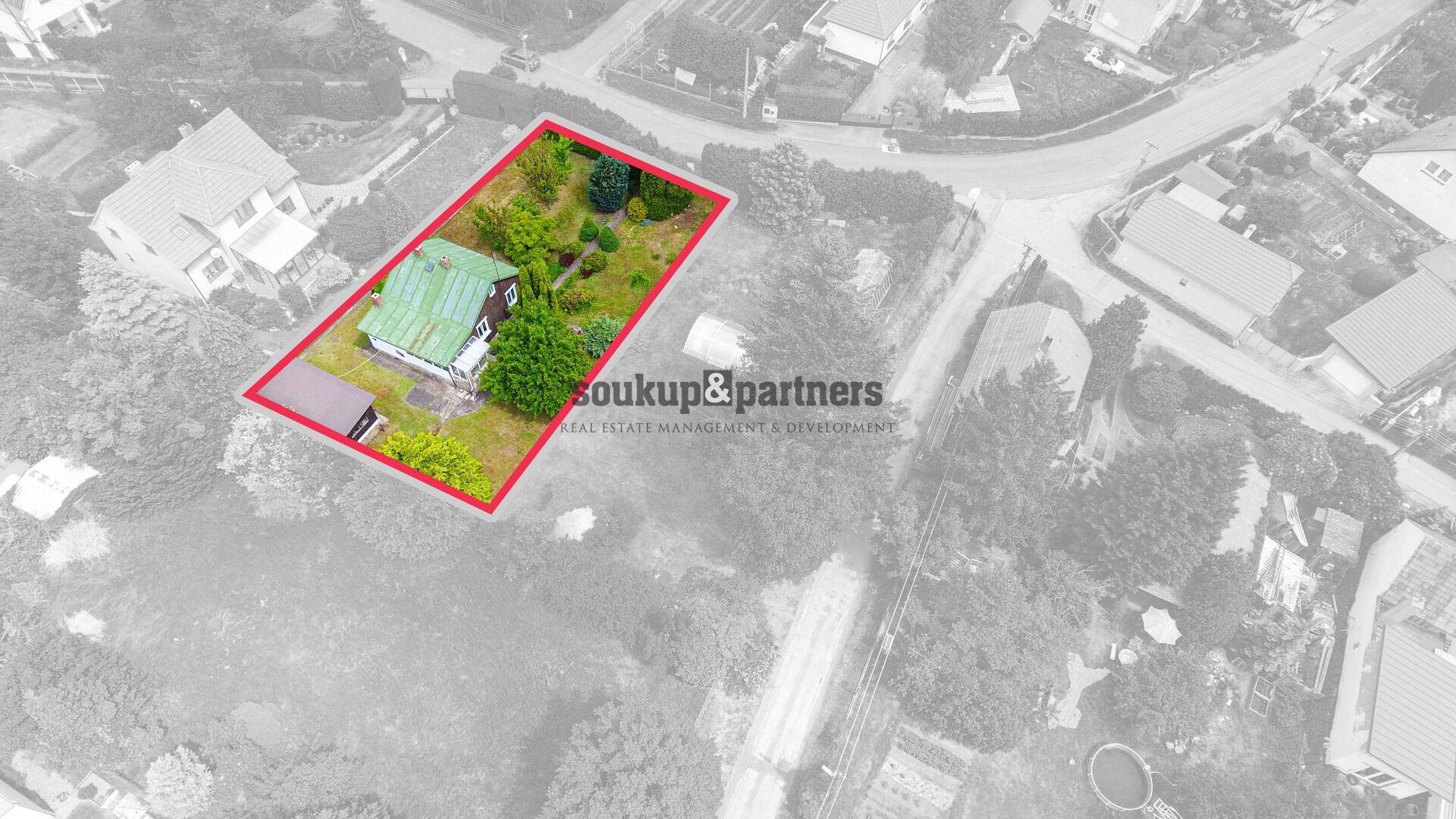 Pozemek - 717 m2, s rodinným domem 73 m2, Máslovice, okr. Praha - Východ.