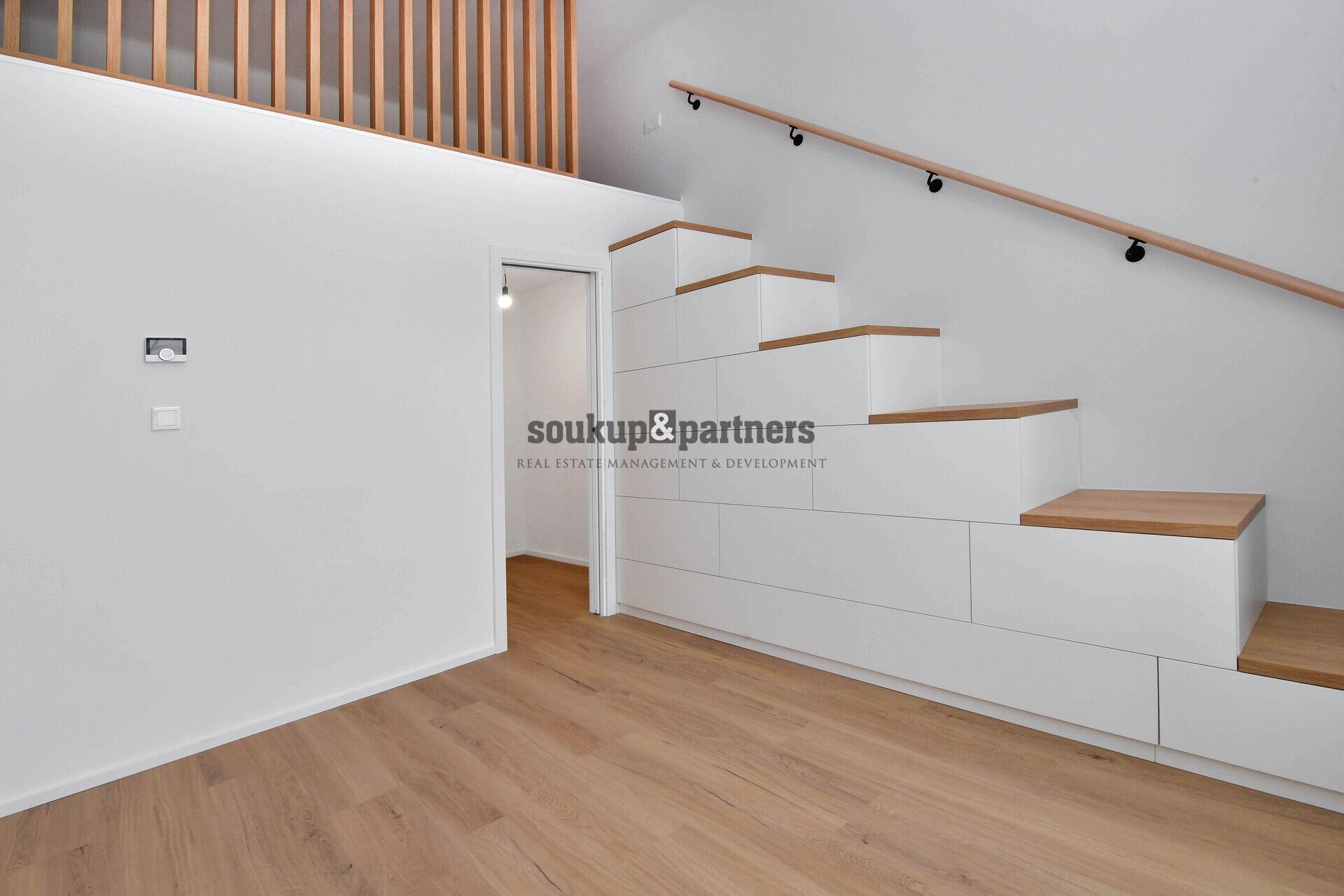 Byt 2+kk/ Šatna - 43m2, po kompletní rekonstrukci,  Praha 5 - Smíchov.