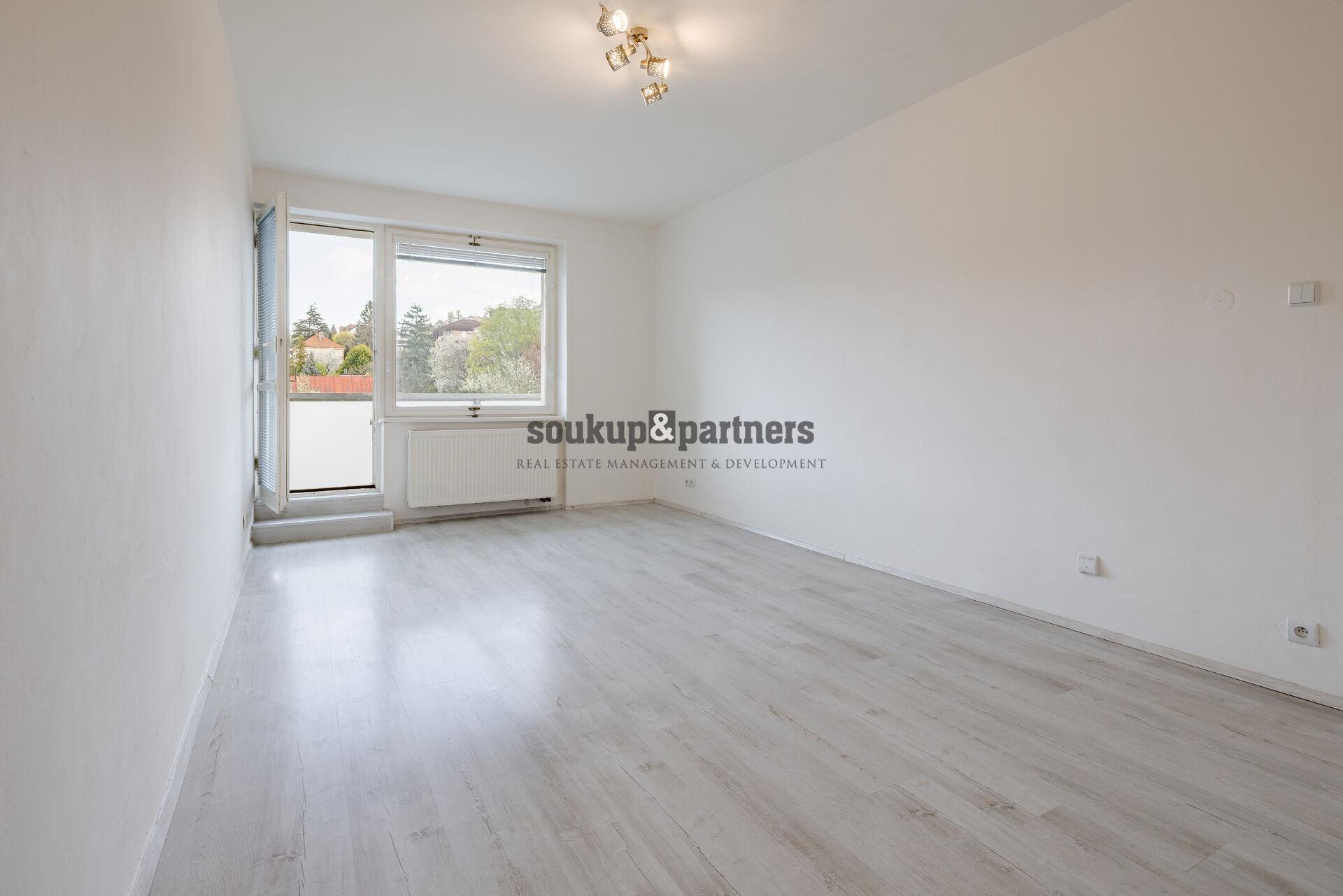 Pronájem bytu 2+kk s lodžií a výhledem do zeleně, Trojská – Praha 8