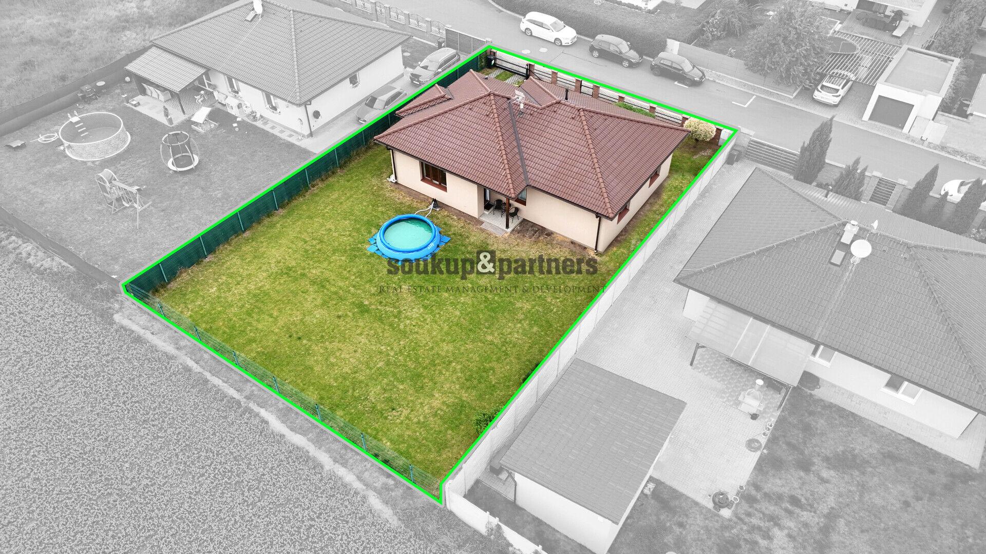 Bungalov 4+1 - 104 m2, krajní pozemek 627 m2, kolaudace 2015, Bašť, Praha - východ.