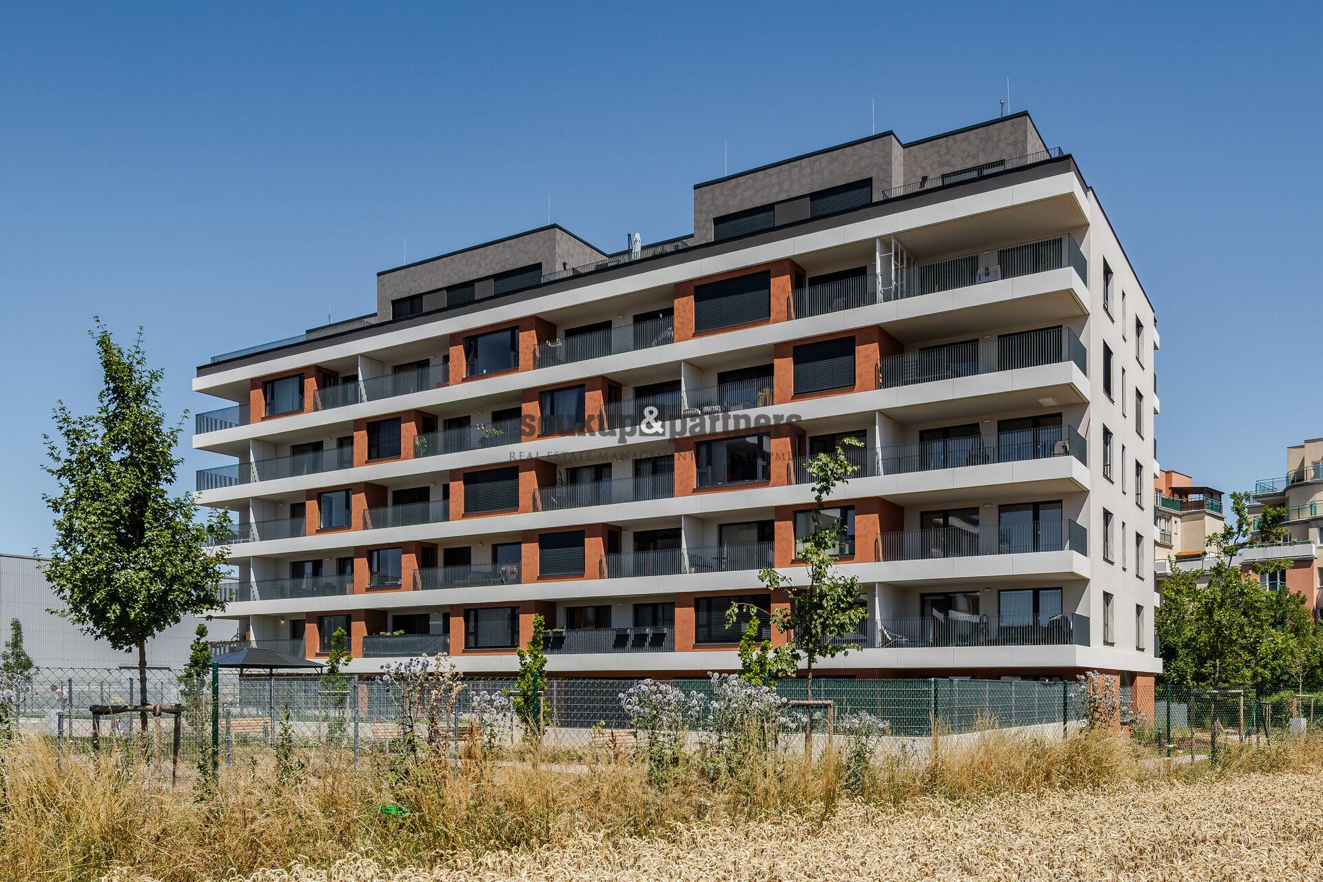 Prodej bytu 1+kk 28 m² s garážovým stáním a sklepem v ceně – novostavba, Praha 9 – Letňany.