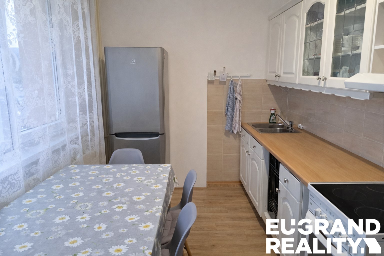 Útulná kuchyně s přírodním světlem