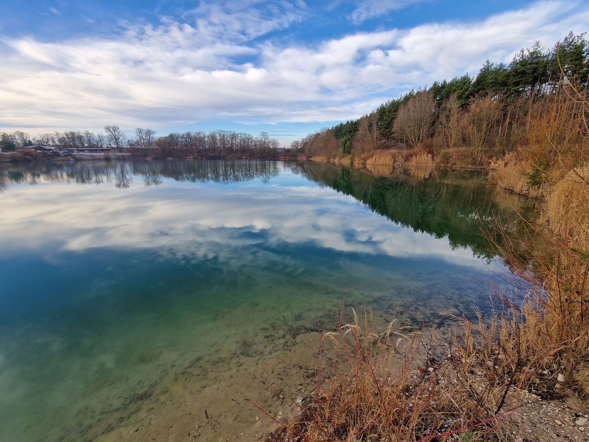 Zatopený pískovcový lom s pozemky o celkové ploše 112.000 m2